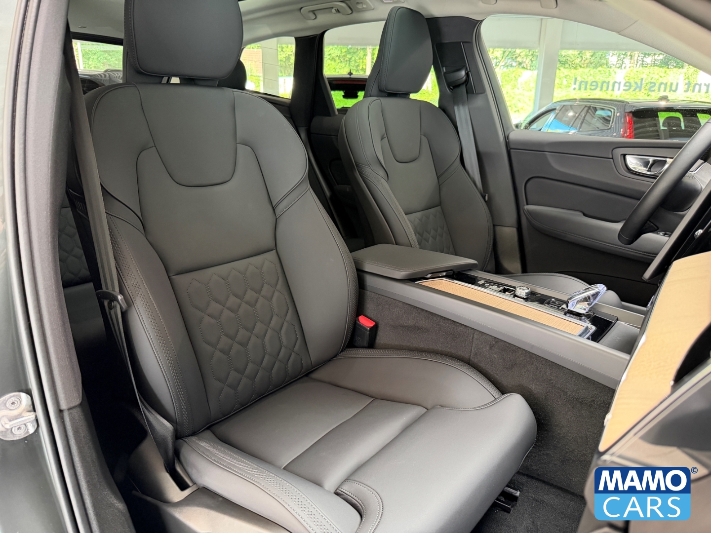 Fahrzeugabbildung Volvo XC60 B5 Plus Dark AWD ACC/BLIS/PANO/360°/HUD