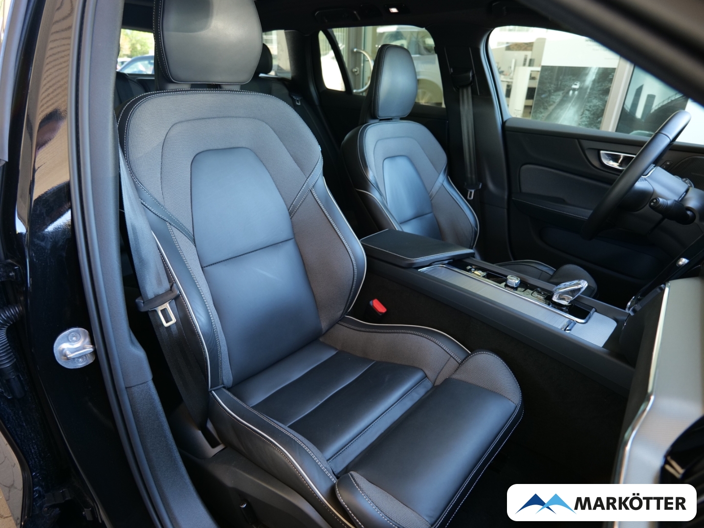 Fahrzeugabbildung Volvo V60 B4 Ultimate Dark AHK/STHZ/PANO/BLIS/360 CAM