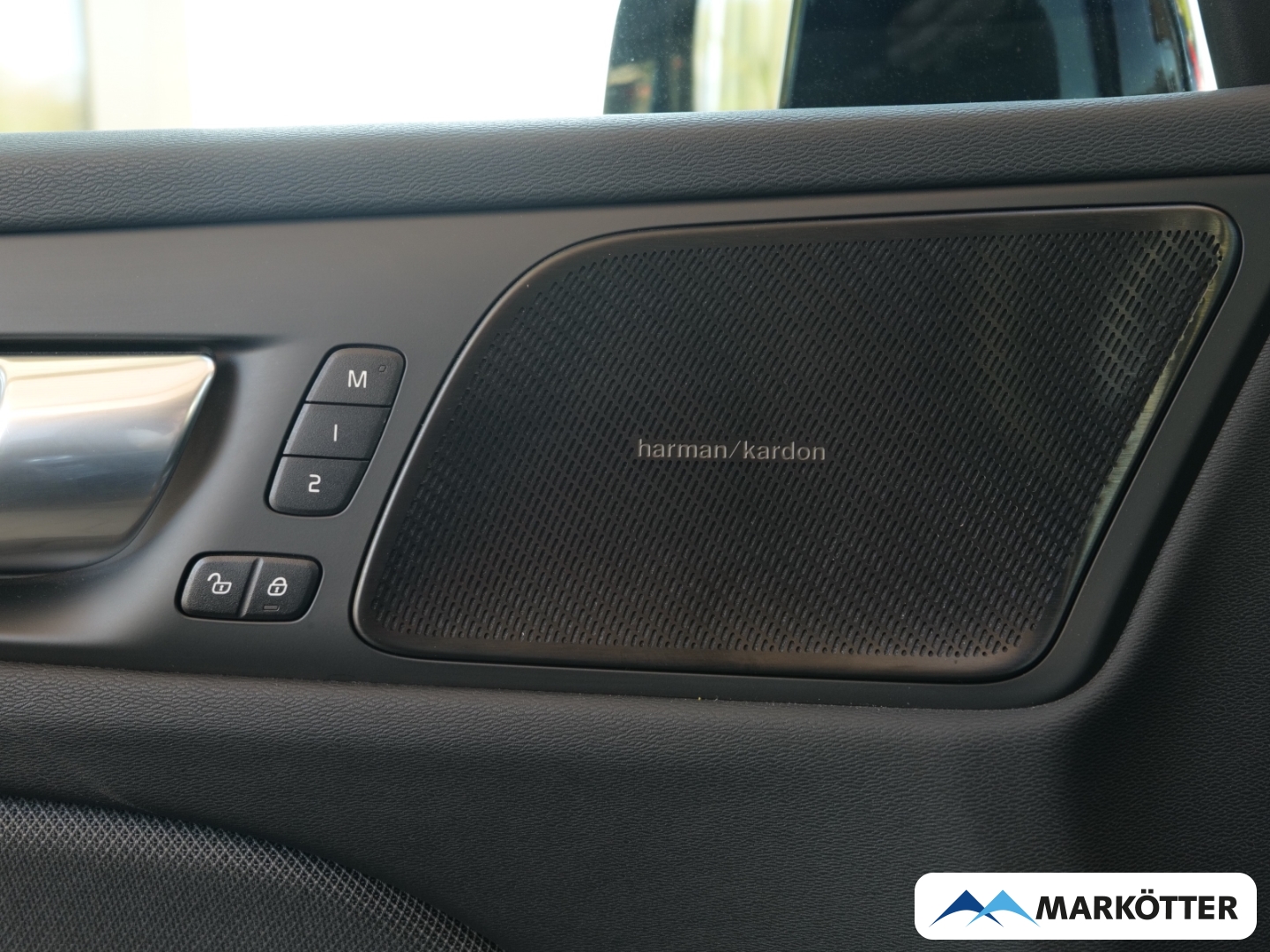 Fahrzeugabbildung Volvo V60 B4 Ultimate Dark AHK/STHZ/PANO/BLIS/360 CAM