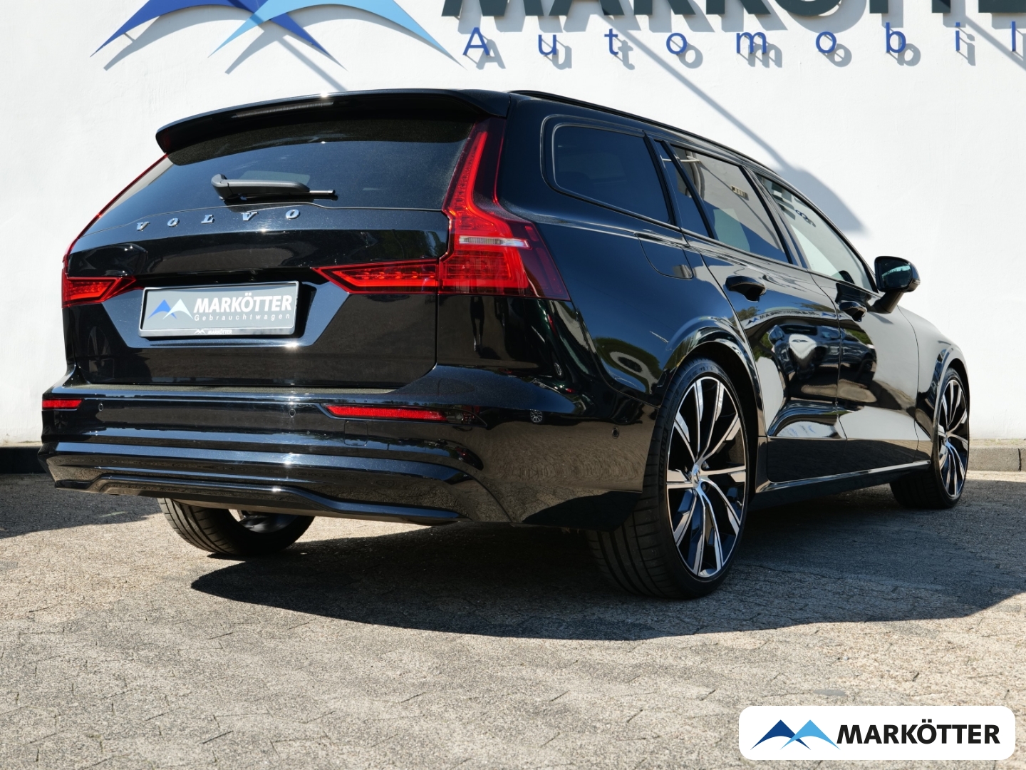 Fahrzeugabbildung Volvo V60 B4 Ultimate Dark AHK/STHZ/PANO/BLIS/360 CAM