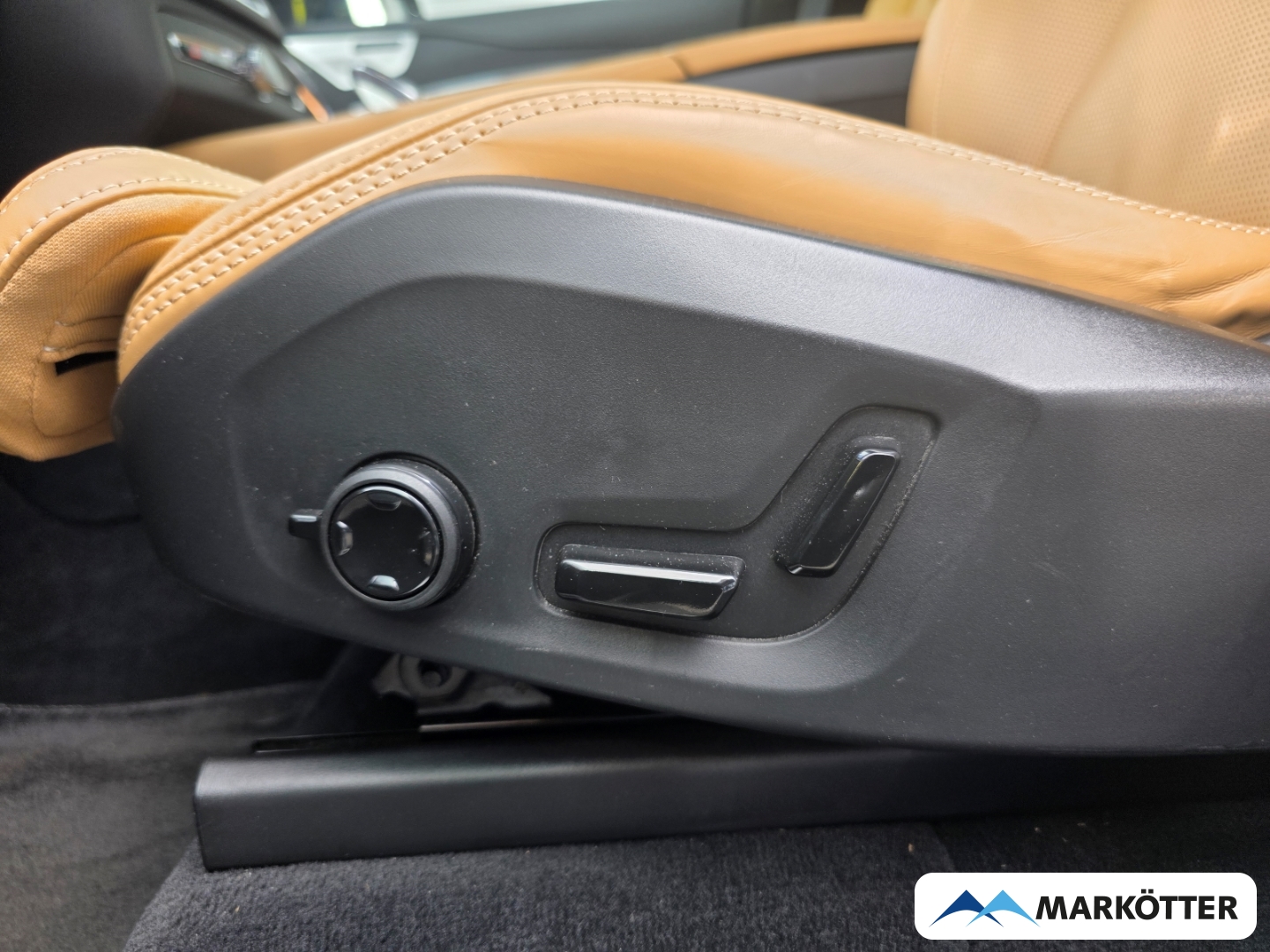 Fahrzeugabbildung Volvo XC90 T8 AWD Ultra Dark Recharge 7-Sitzer AD/B&W