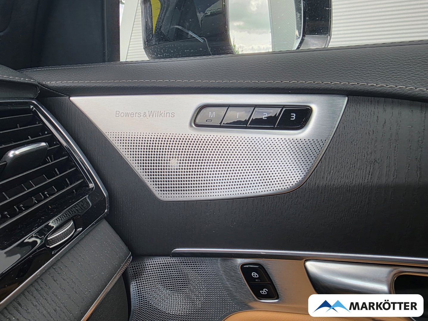 Fahrzeugabbildung Volvo XC90 T8 AWD Ultra Dark Recharge 7-Sitzer AD/B&W
