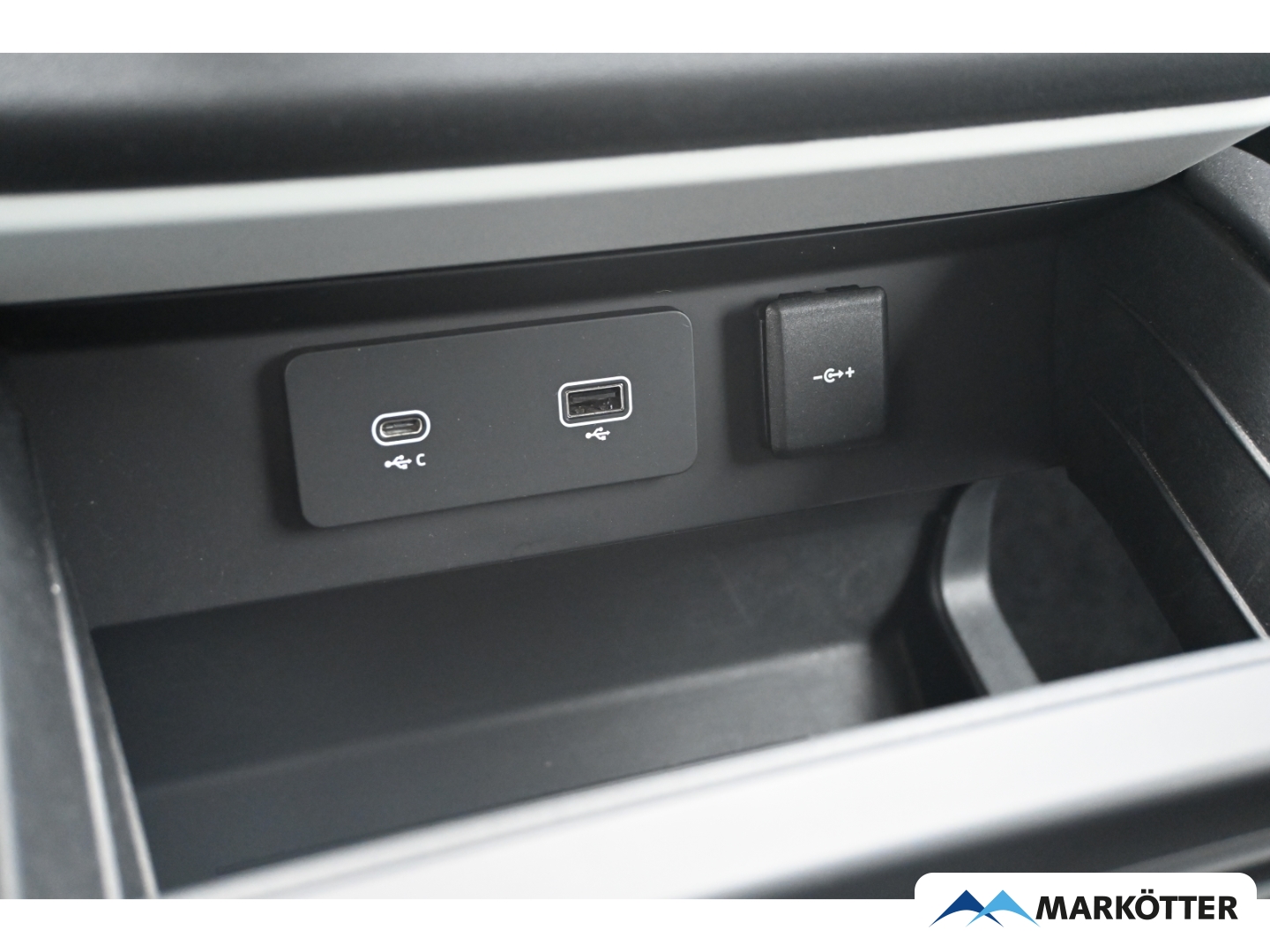 Fahrzeugabbildung Land Rover Defender 90 D200 Basis/AHK/360°/Falt-Dach