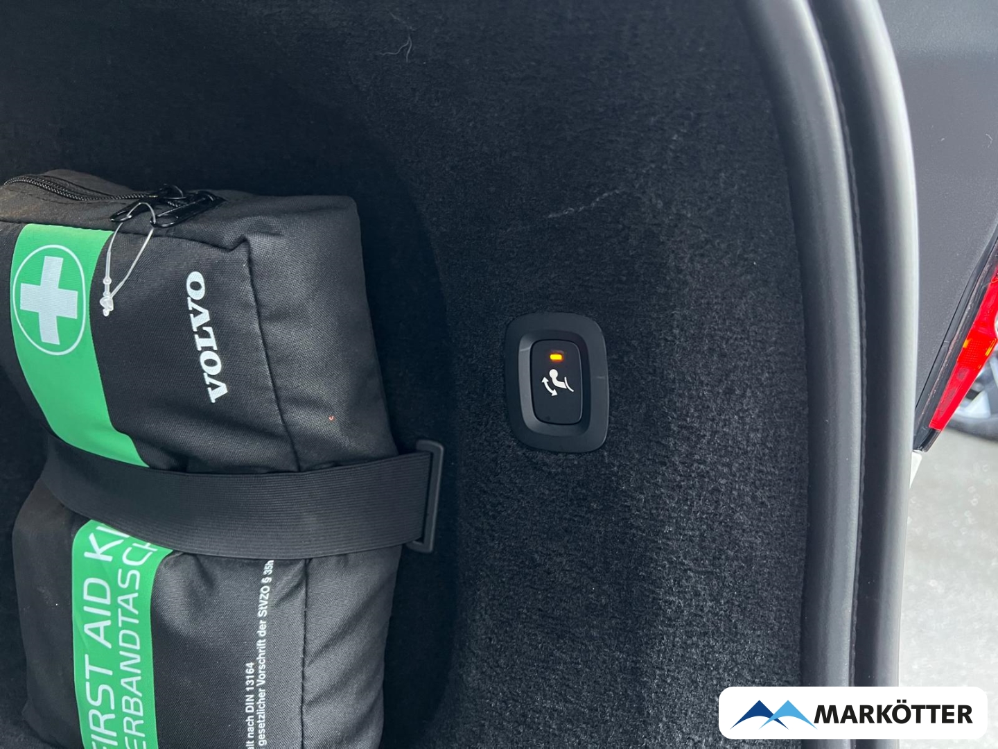 Fahrzeugabbildung Volvo V90 Kombi Ultimate Dark AWD BLIS/ACC/PANO/AHK/4xSHZ