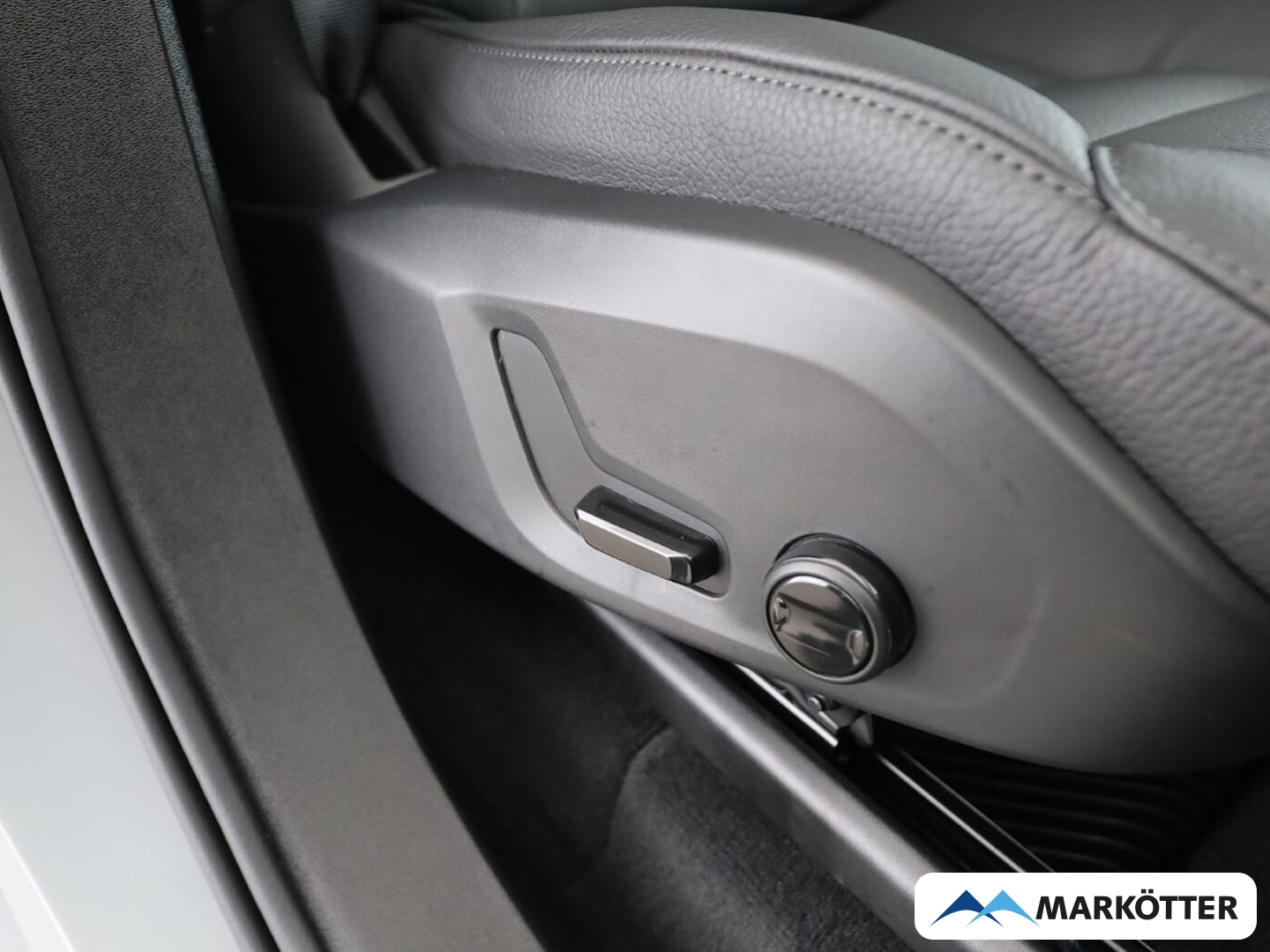 Fahrzeugabbildung Volvo XC90 T8 Core AWD 7-Sitzer/ACC/CAM/AHK/20''/SHZ