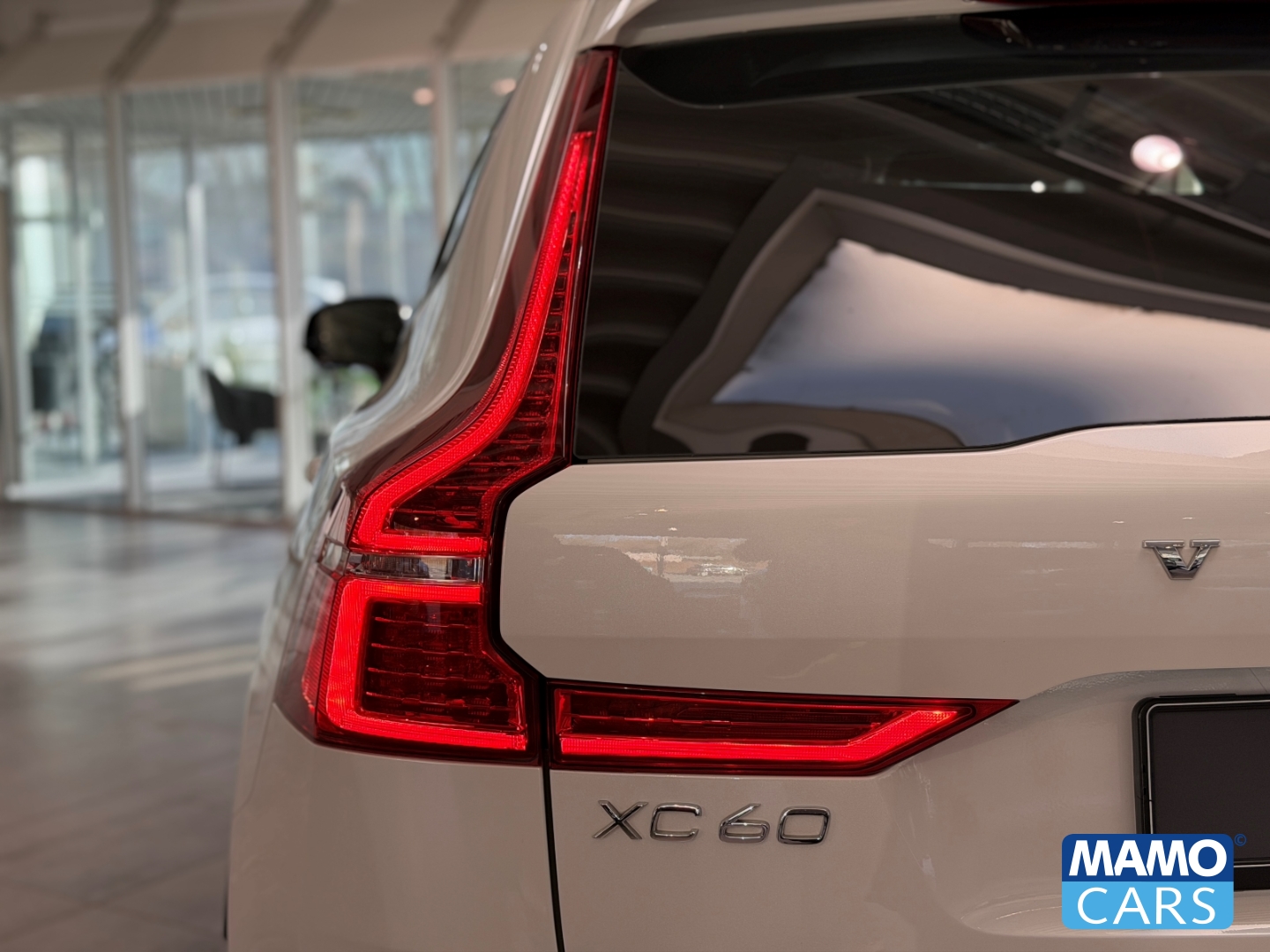 Fahrzeugabbildung Volvo XC60 B5 AWD Ultra Dark AHK/ACC/BLIS/HUD/LHZ/360°