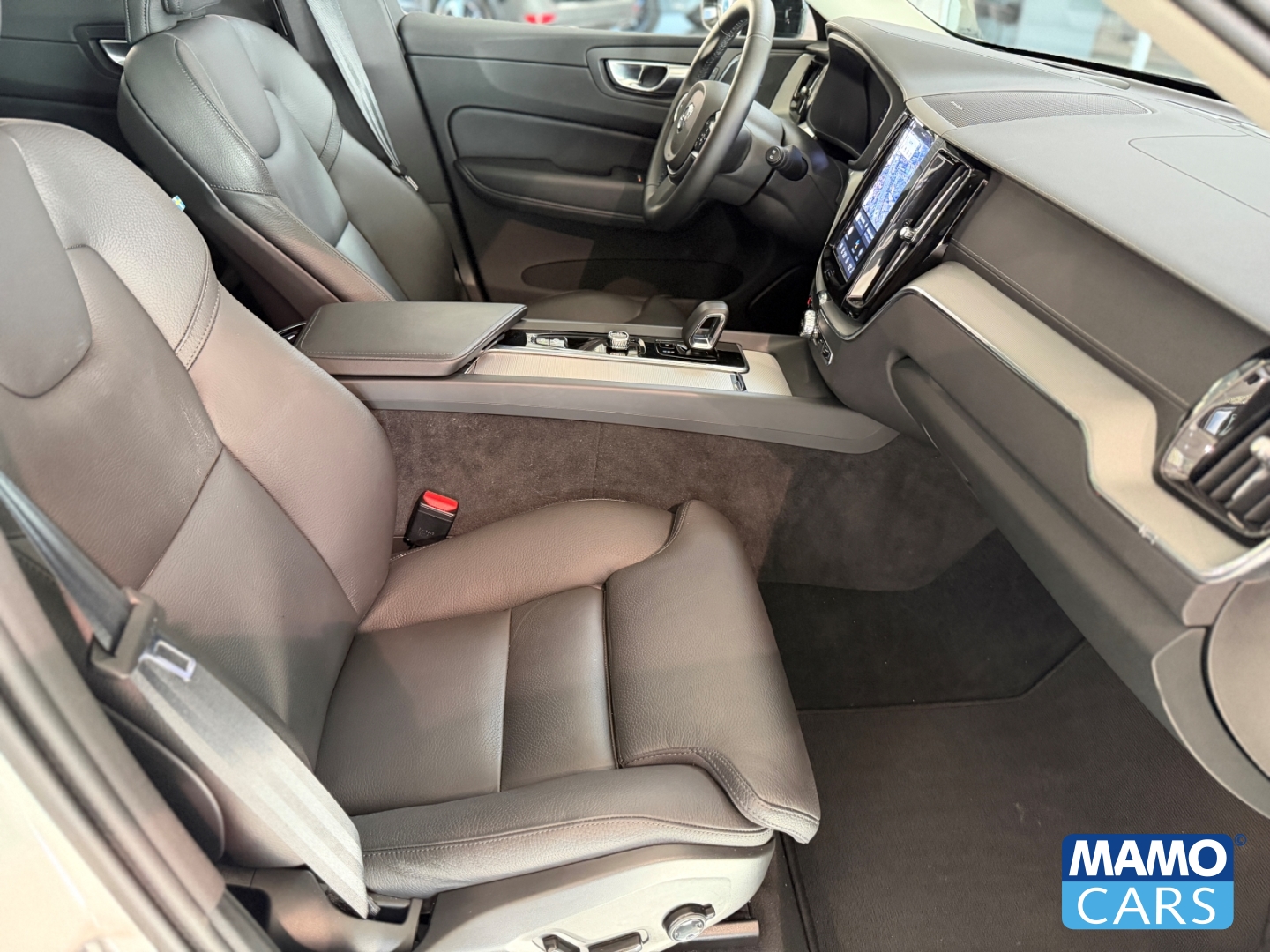 Fahrzeugabbildung Volvo XC60 B5 AWD Ultra Dark AHK/ACC/BLIS/HUD/LHZ/360°