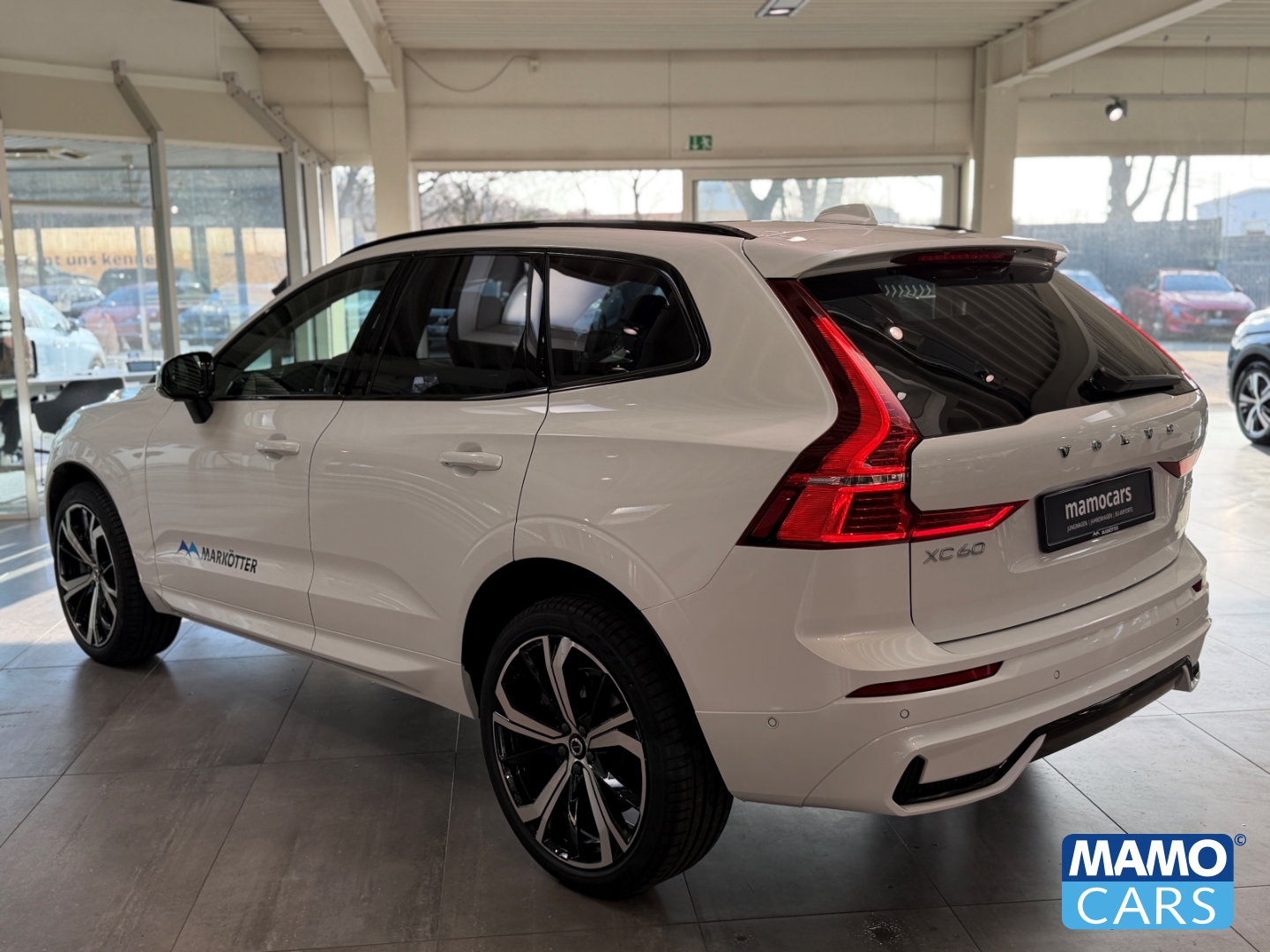 Fahrzeugabbildung Volvo XC60 B5 AWD Ultra Dark AHK/ACC/BLIS/HUD/LHZ/360°