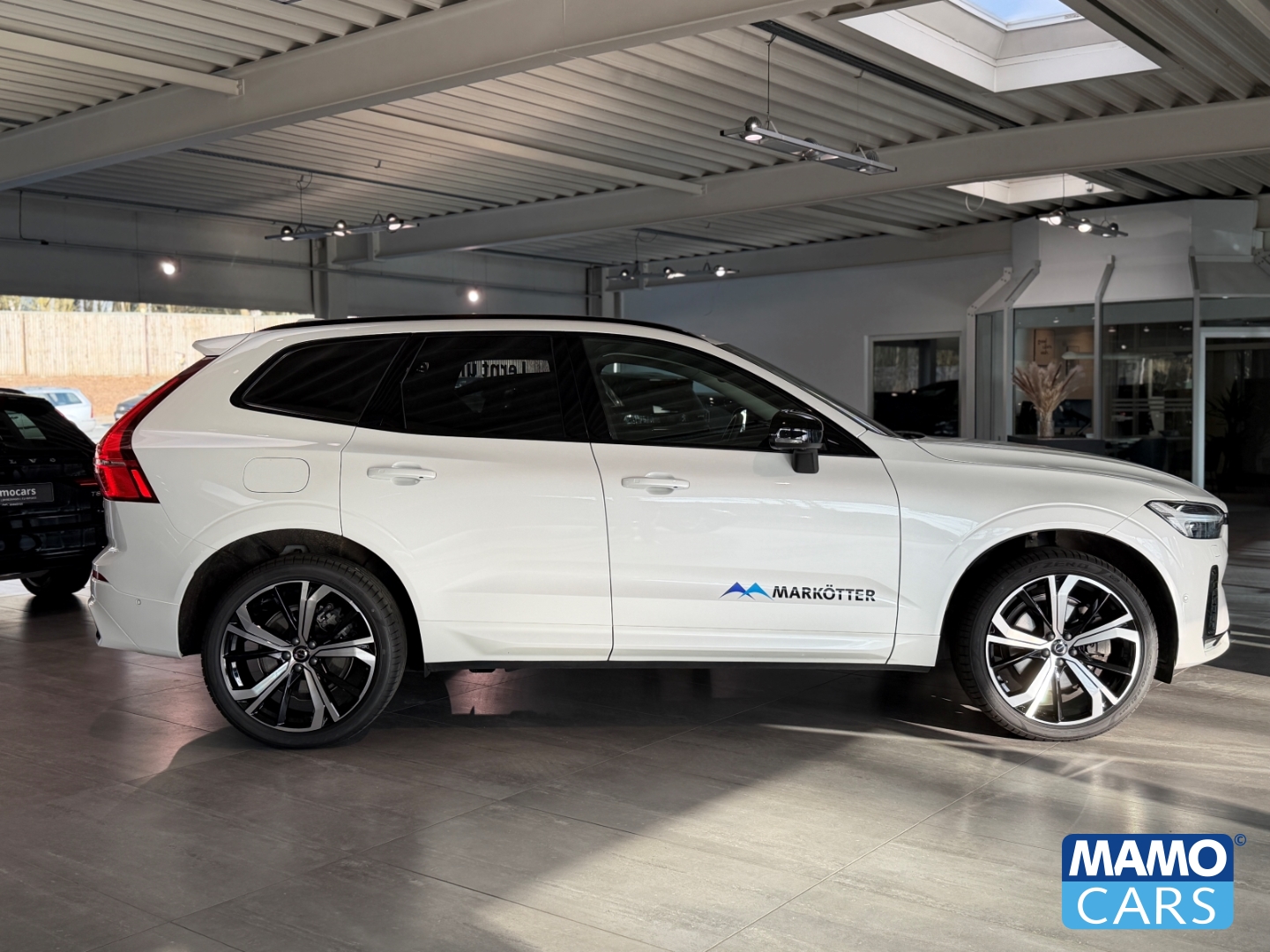 Fahrzeugabbildung Volvo XC60 B5 AWD Ultra Dark AHK/ACC/BLIS/HUD/LHZ/360°