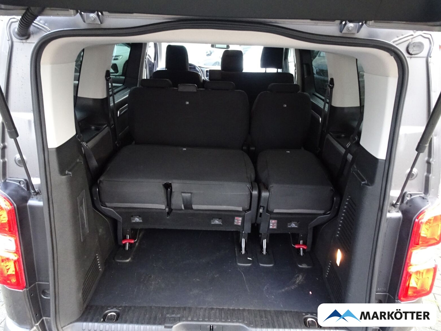Fahrzeugabbildung Peugeot Traveller Business L2 2.0 180/9-Sitze/Cam/AHK