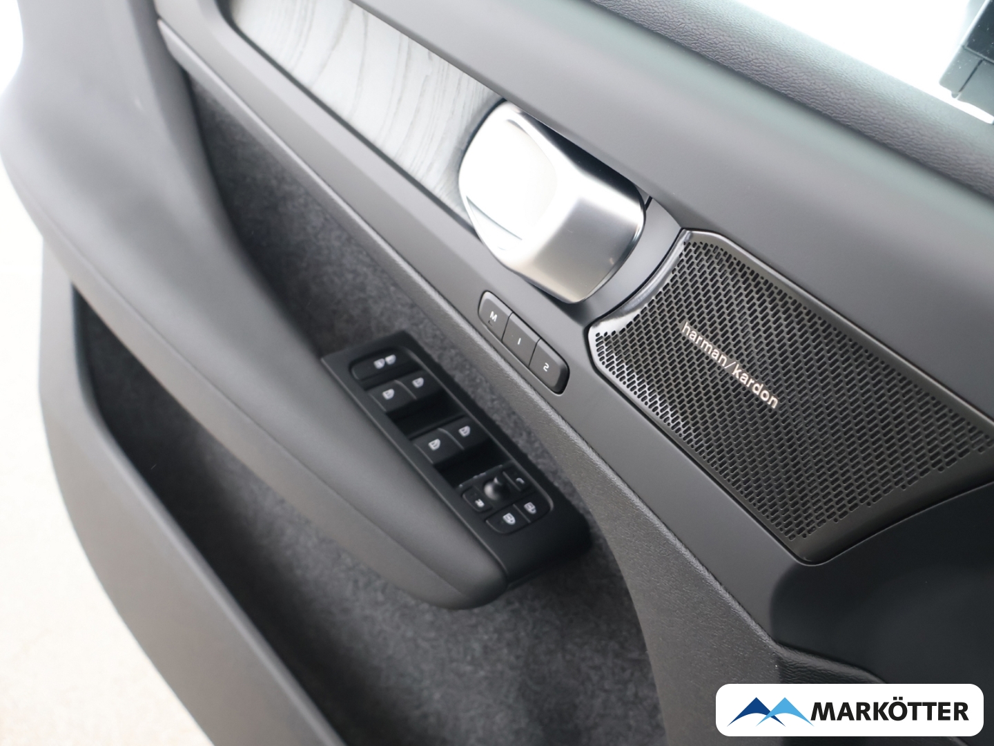 Fahrzeugabbildung Volvo XC40 B3 Plus Dark/ACC/SHZ+LHZ/H&K Sound/Keyless