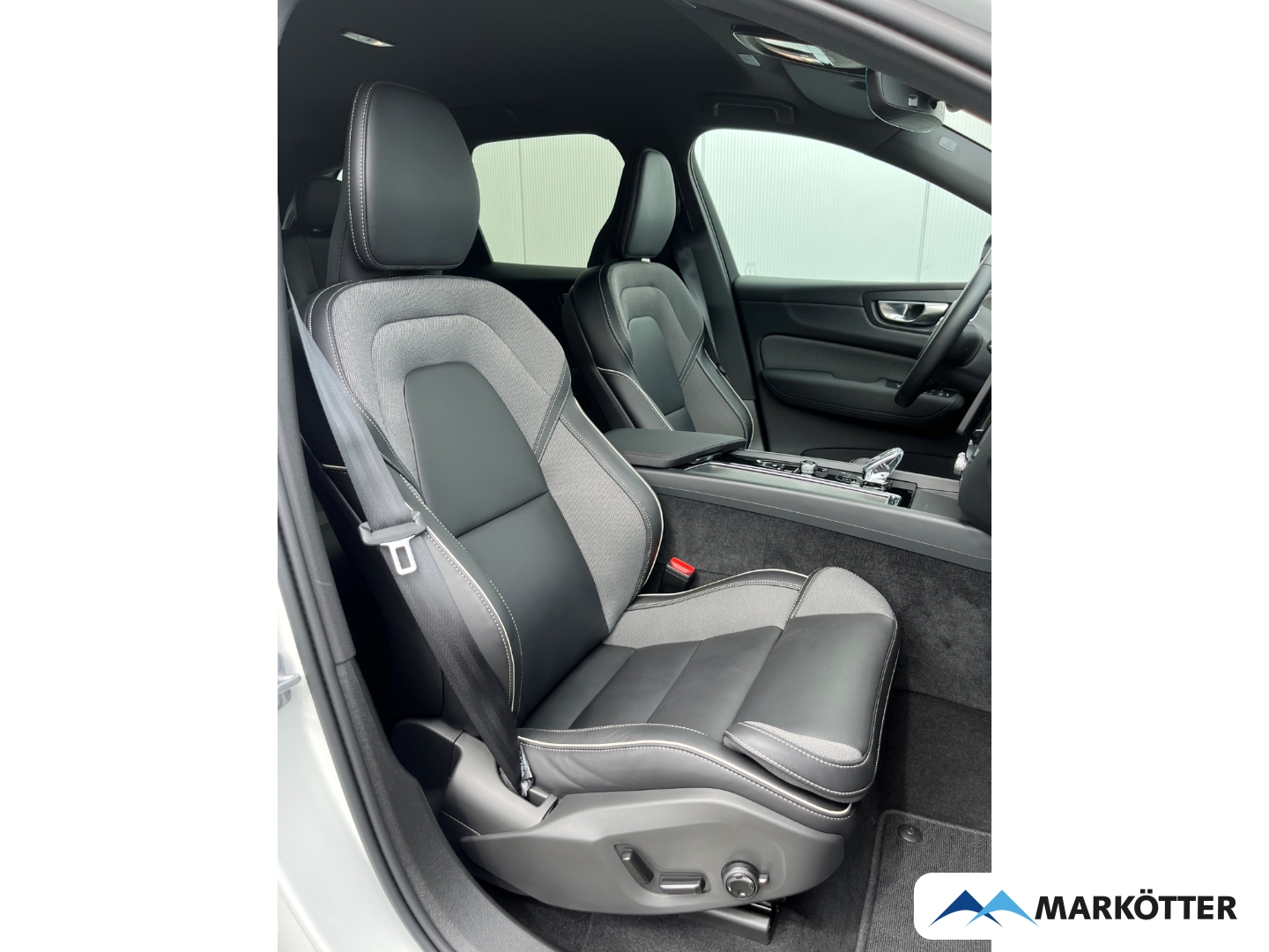 Fahrzeugabbildung Volvo XC60 T8 AWD Plus Black Recharge ACC/H&K/AHK/360°