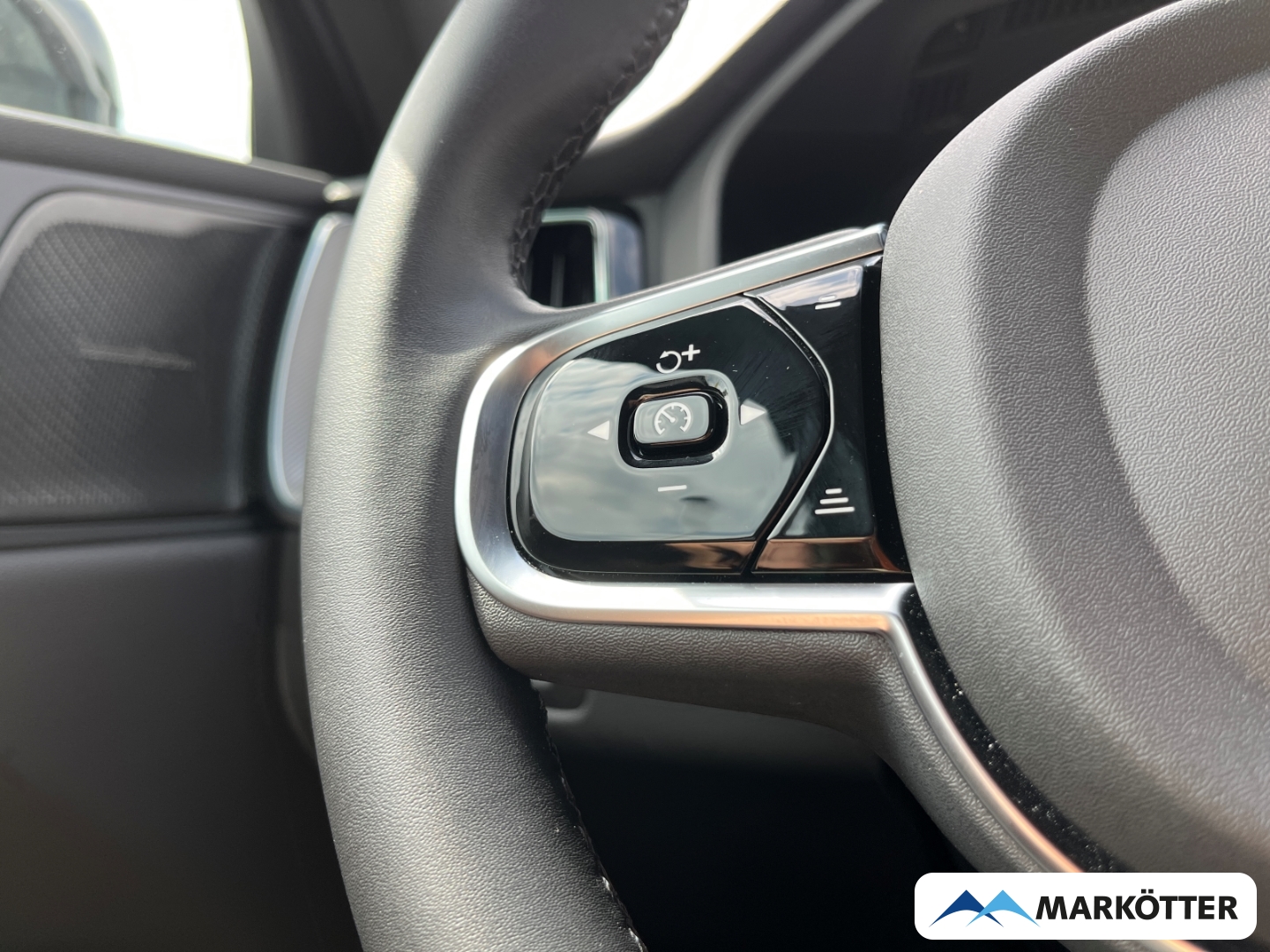Fahrzeugabbildung Volvo XC60 T8 AWD Plus Black Recharge ACC/H&K/AHK/360°
