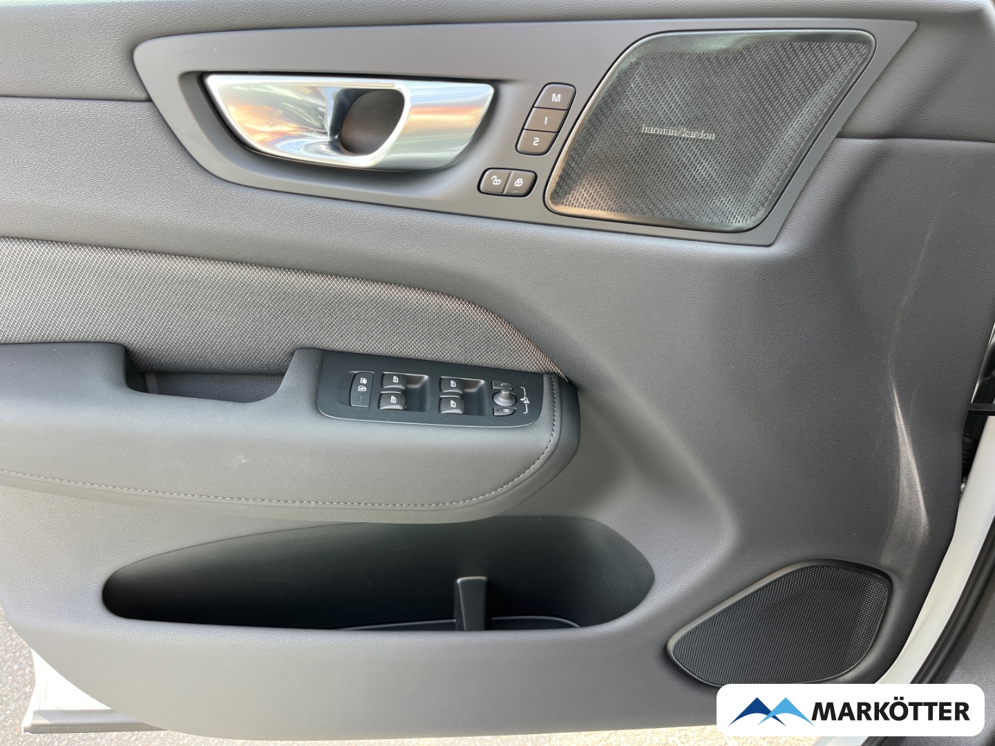 Fahrzeugabbildung Volvo XC60 T8 AWD Plus Black Recharge ACC/H&K/AHK/360°