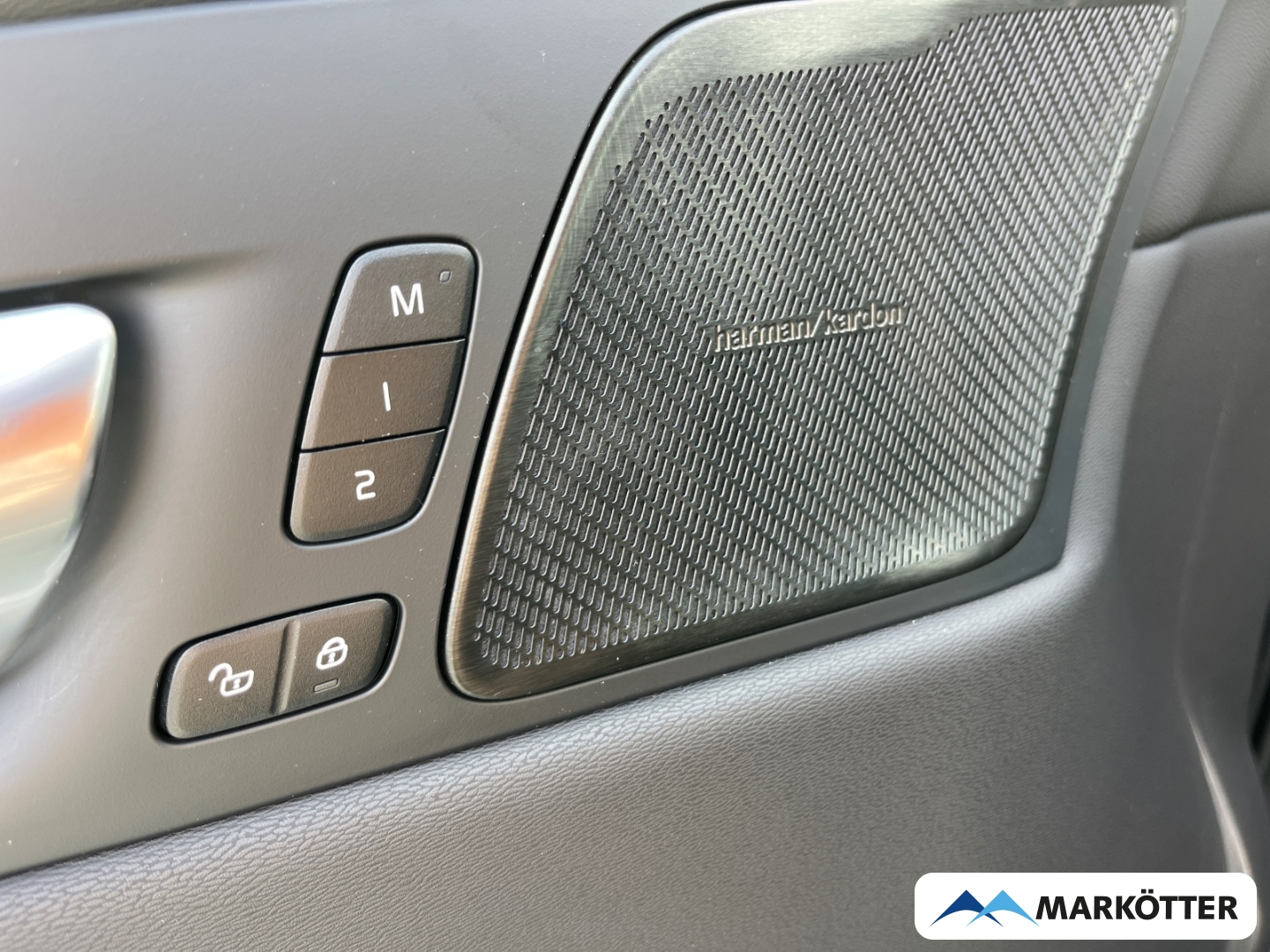 Fahrzeugabbildung Volvo XC60 T8 AWD Plus Black Recharge ACC/H&K/AHK/360°