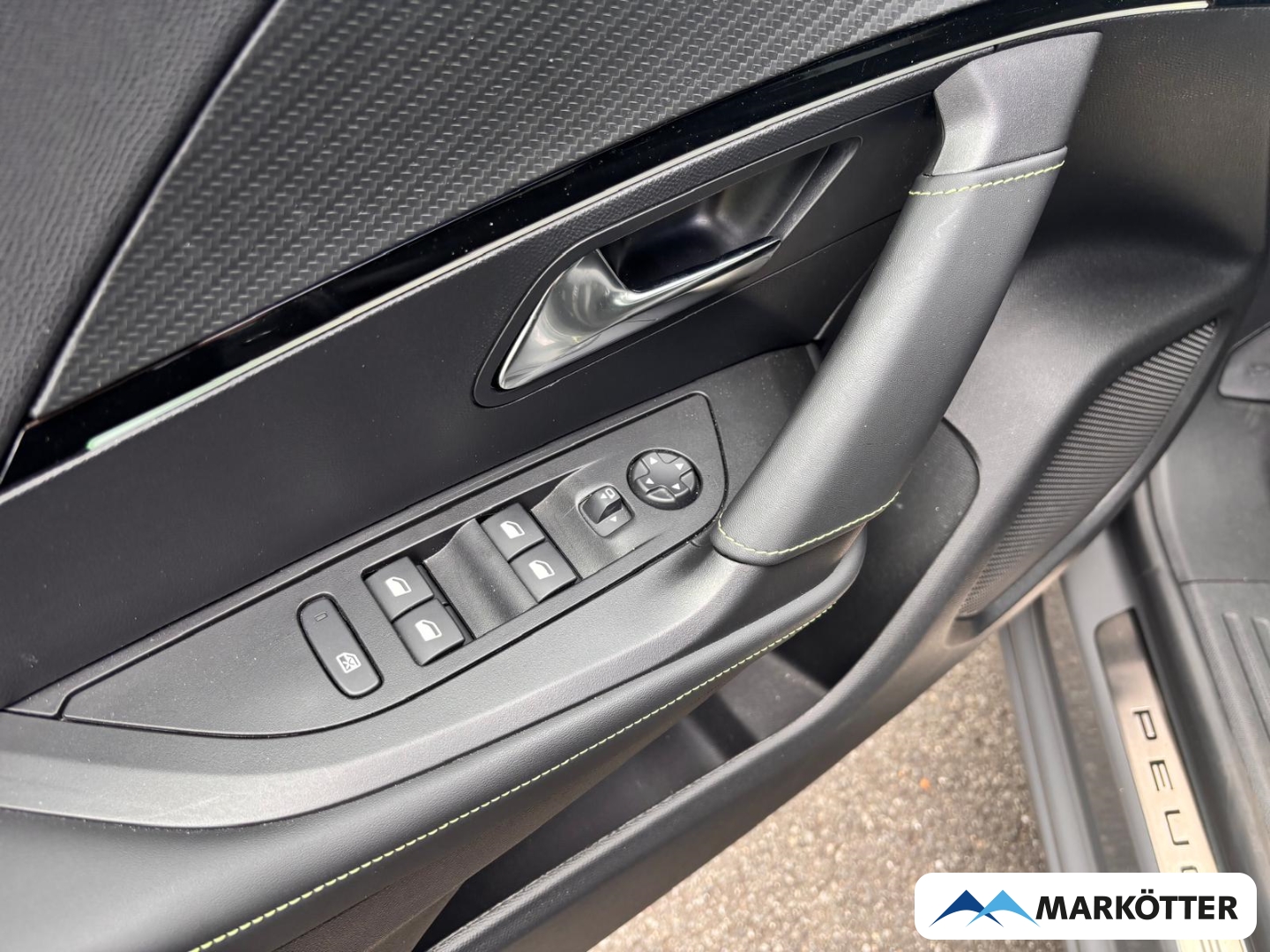 Fahrzeugabbildung Peugeot 2008 GT PANO/AHK/ALCANTARA/LED/NAVI/CAM/SHZ/MASSAGE