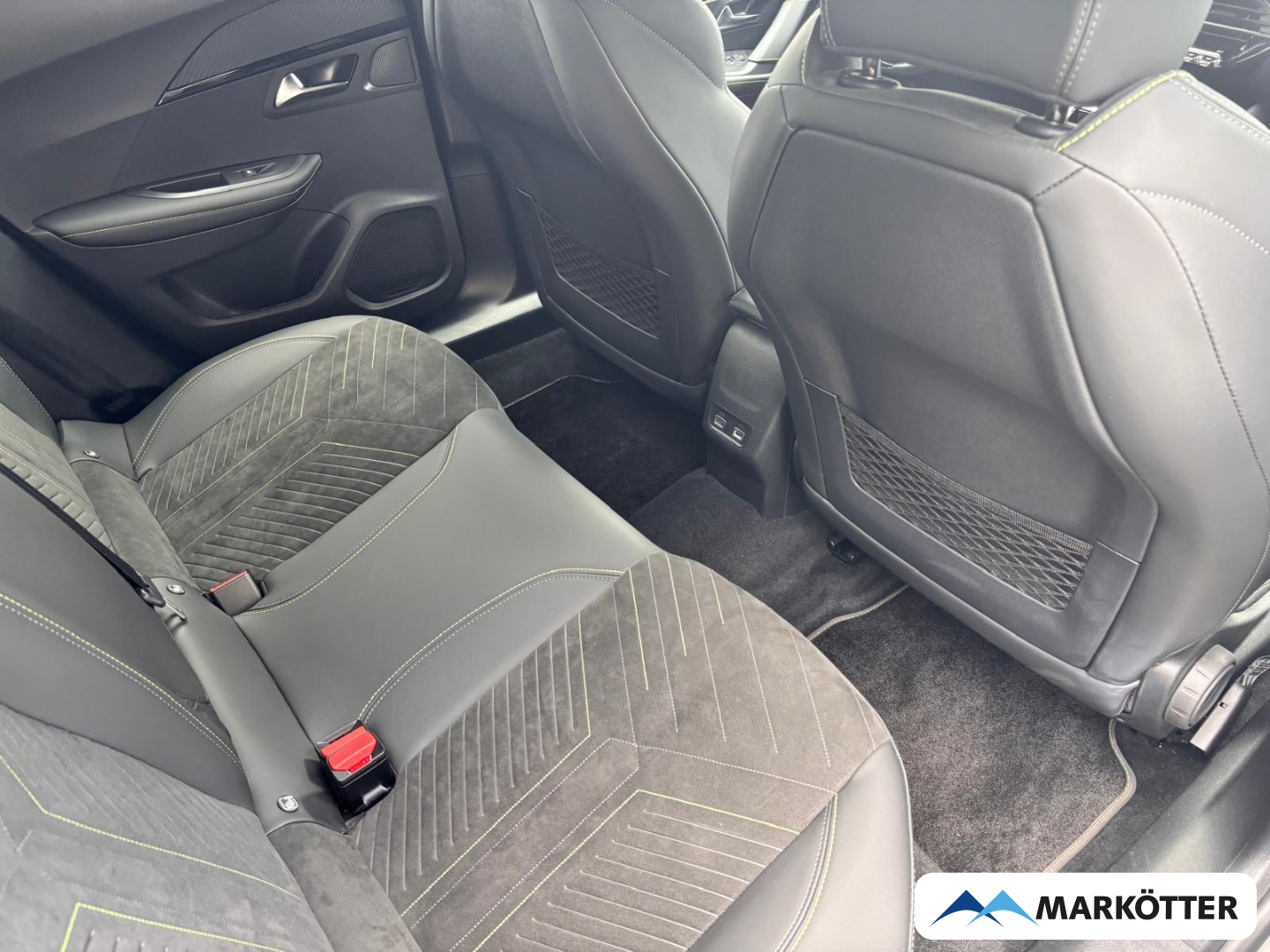 Fahrzeugabbildung Peugeot 2008 GT PANO/AHK/ALCANTARA/LED/NAVI/CAM/SHZ/MASSAGE
