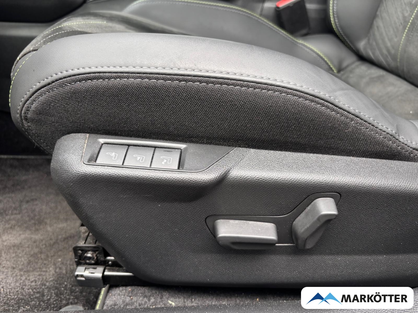 Fahrzeugabbildung Peugeot 2008 GT PANO/AHK/ALCANTARA/LED/NAVI/CAM/SHZ/MASSAGE