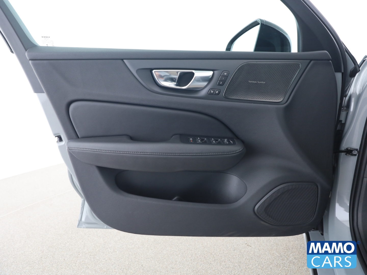 Fahrzeugabbildung Volvo V60 T6 AWD Plus Dark ACC/CAM/BLIS/4xSHZ/LHZ