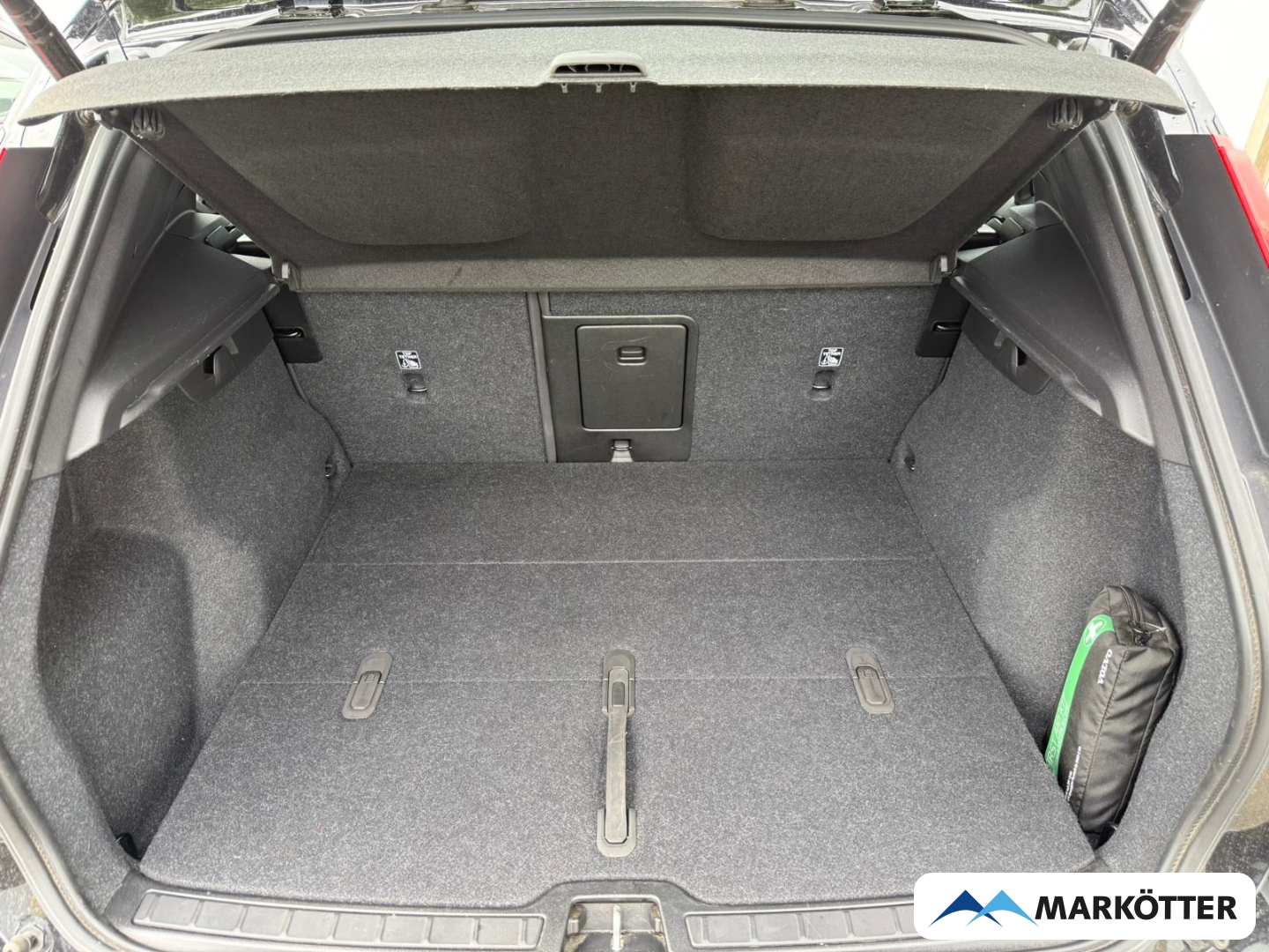 Fahrzeugabbildung Volvo XC40 AWD Plus Recharge Pure Electric ACC/BLIS/WP