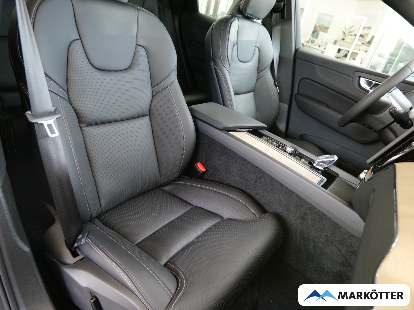 Fahrzeugabbildung Volvo XC60 T6 AWD Recharge Ultra Dark FOUR-C/PANO/STHZ