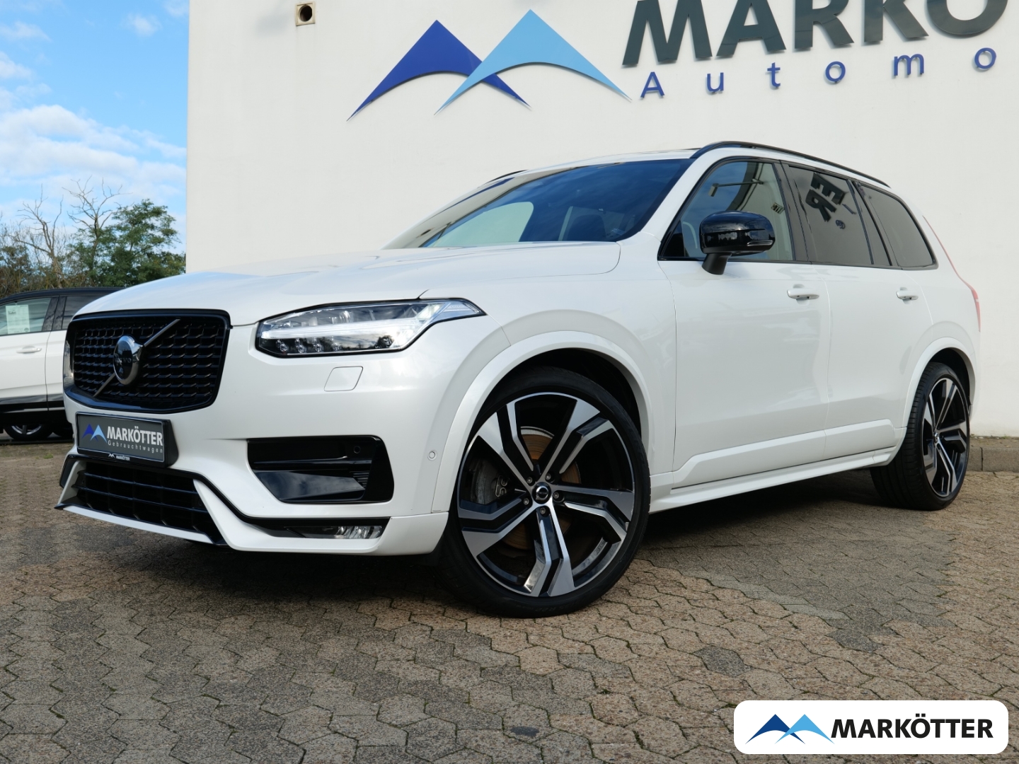Fahrzeugabbildung Volvo XC90 B5 AWD Plus Dark 7-Sitzer/Four-C/STHZ/PANO
