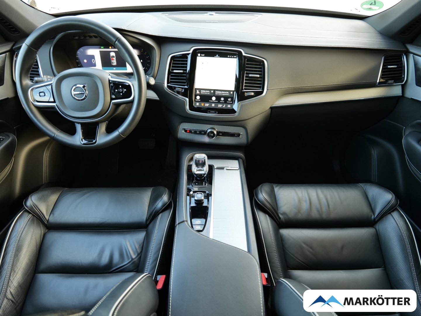 Fahrzeugabbildung Volvo XC90 B5 AWD Plus Dark 7-Sitzer/Four-C/STHZ/PANO