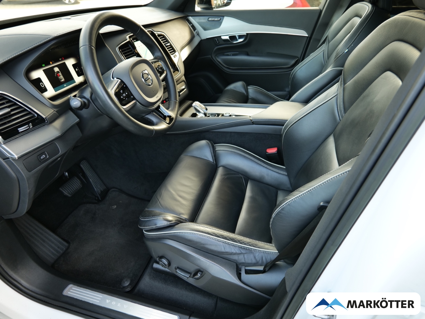 Fahrzeugabbildung Volvo XC90 B5 AWD Plus Dark 7-Sitzer/Four-C/STHZ/PANO