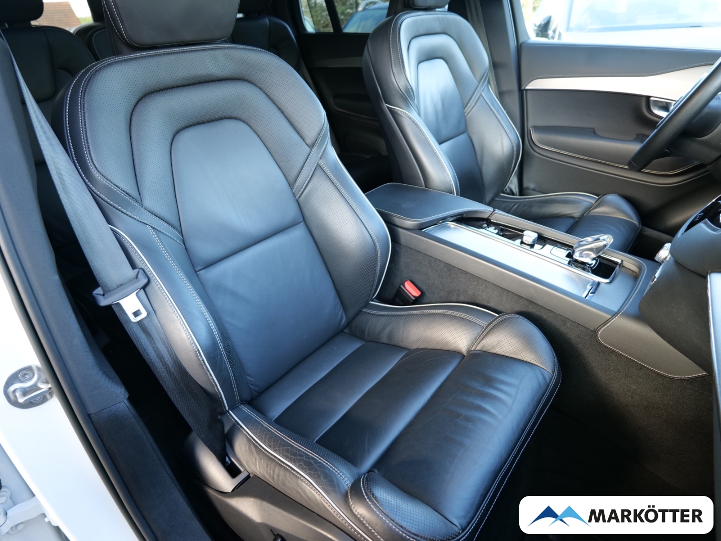 Fahrzeugabbildung Volvo XC90 B5 AWD Plus Dark 7-Sitzer/Four-C/STHZ/PANO