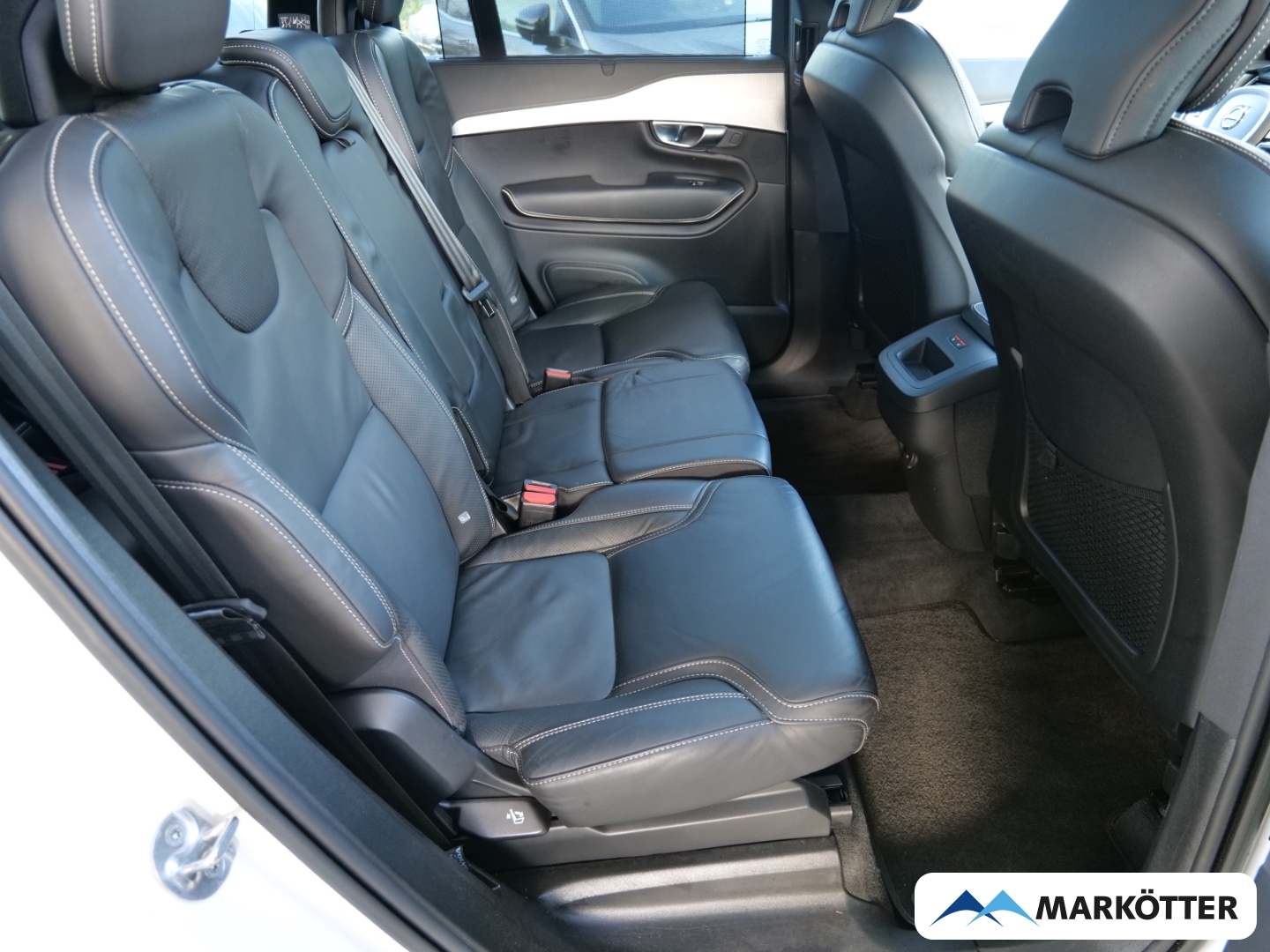 Fahrzeugabbildung Volvo XC90 B5 AWD Plus Dark 7-Sitzer/Four-C/STHZ/PANO