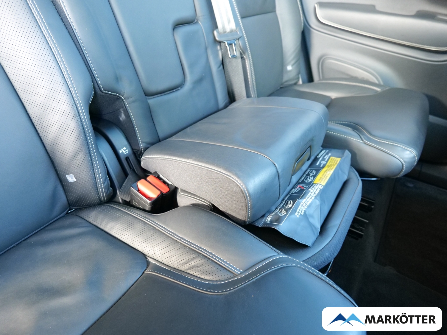 Fahrzeugabbildung Volvo XC90 B5 AWD Plus Dark 7-Sitzer/Four-C/STHZ/PANO