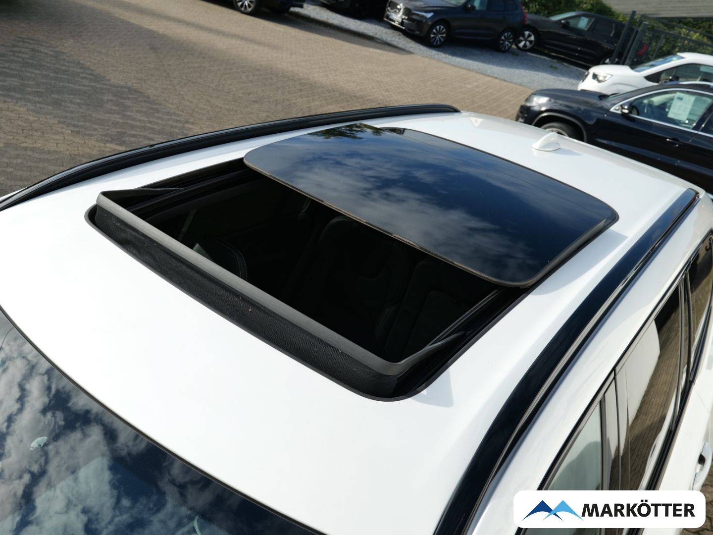 Fahrzeugabbildung Volvo XC90 B5 AWD Plus Dark 7-Sitzer/Four-C/STHZ/PANO