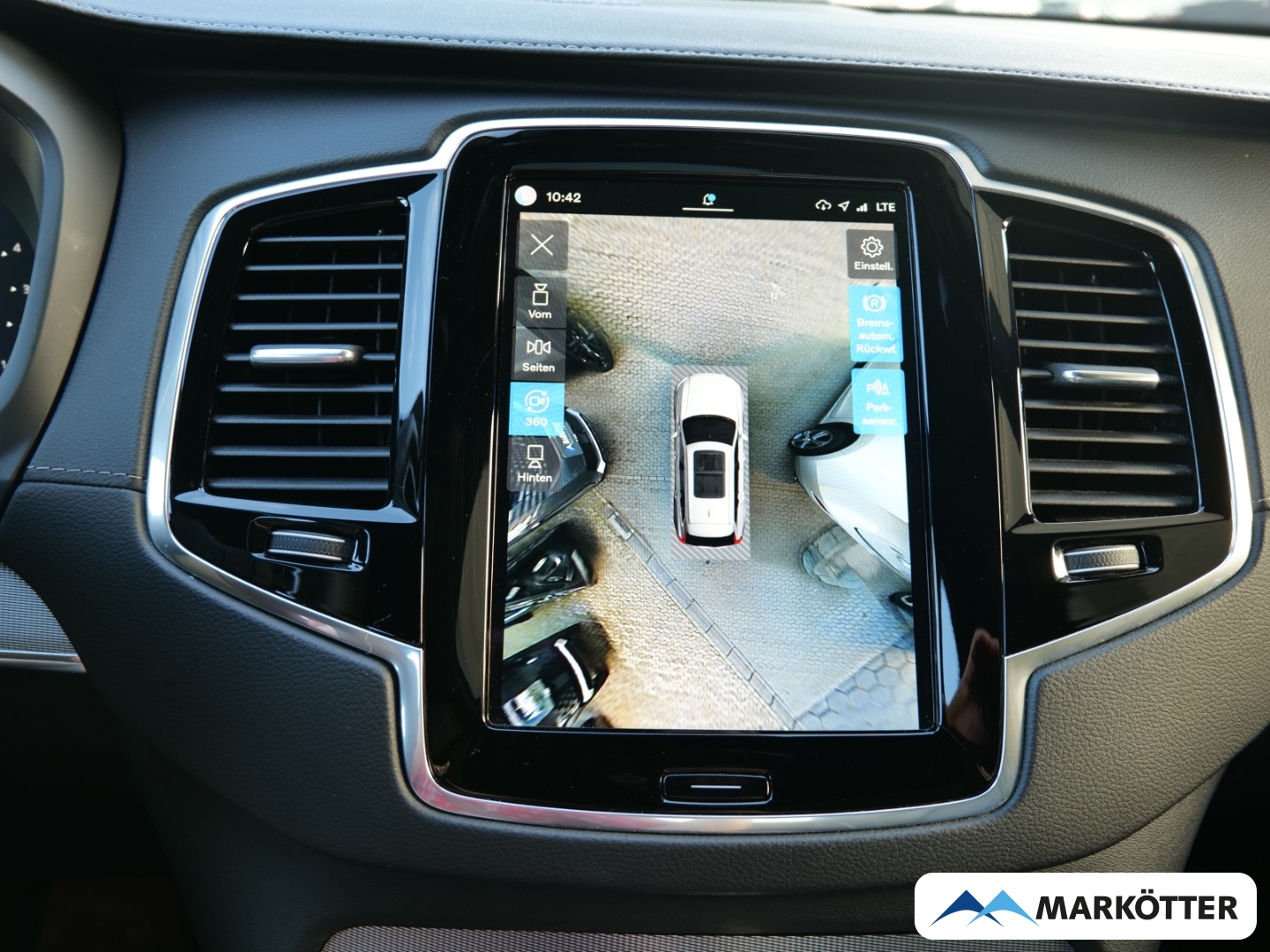 Fahrzeugabbildung Volvo XC90 B5 AWD Plus Dark 7-Sitzer/Four-C/STHZ/PANO