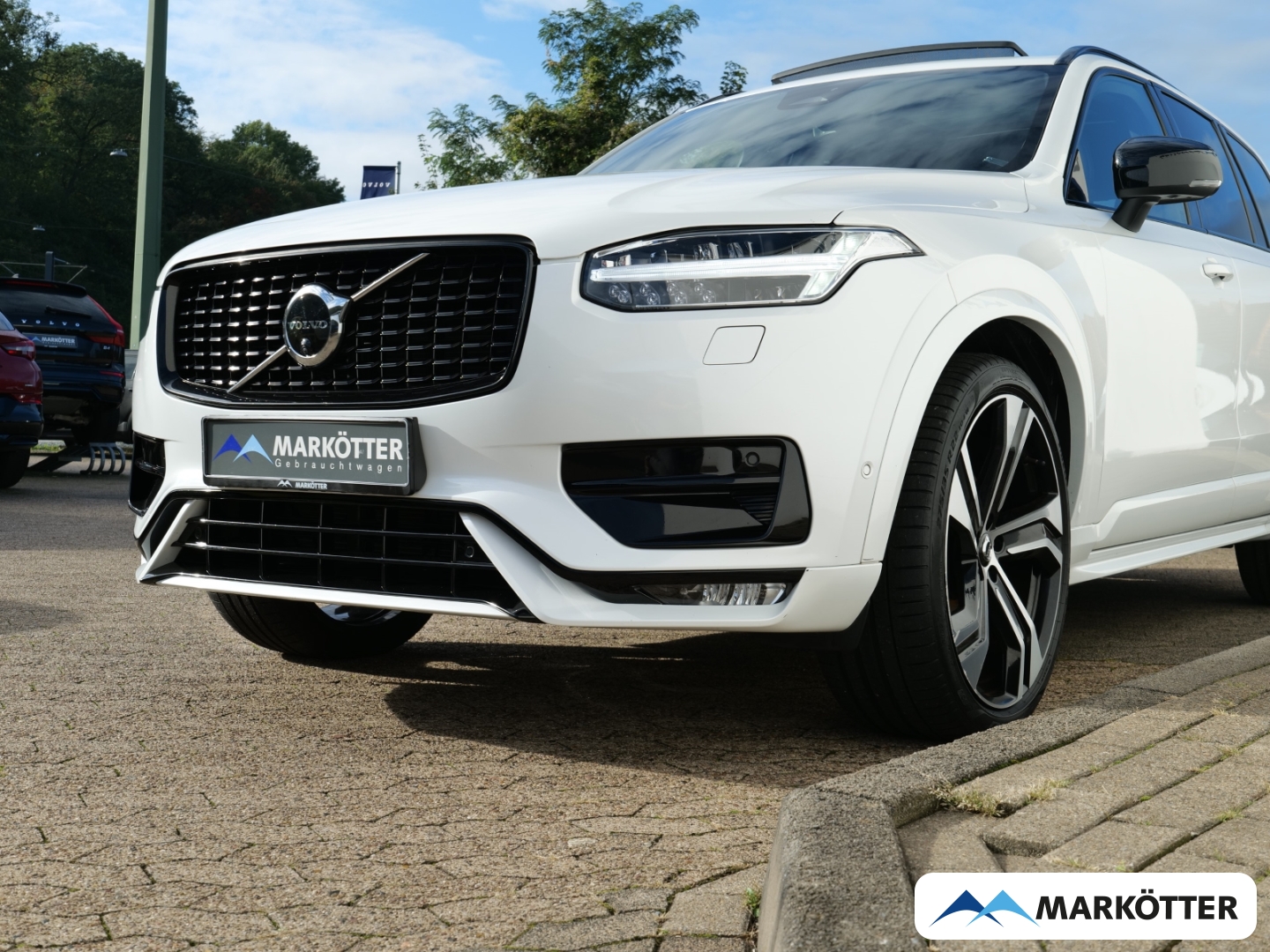 Fahrzeugabbildung Volvo XC90 B5 AWD Plus Dark 7-Sitzer/Four-C/STHZ/PANO