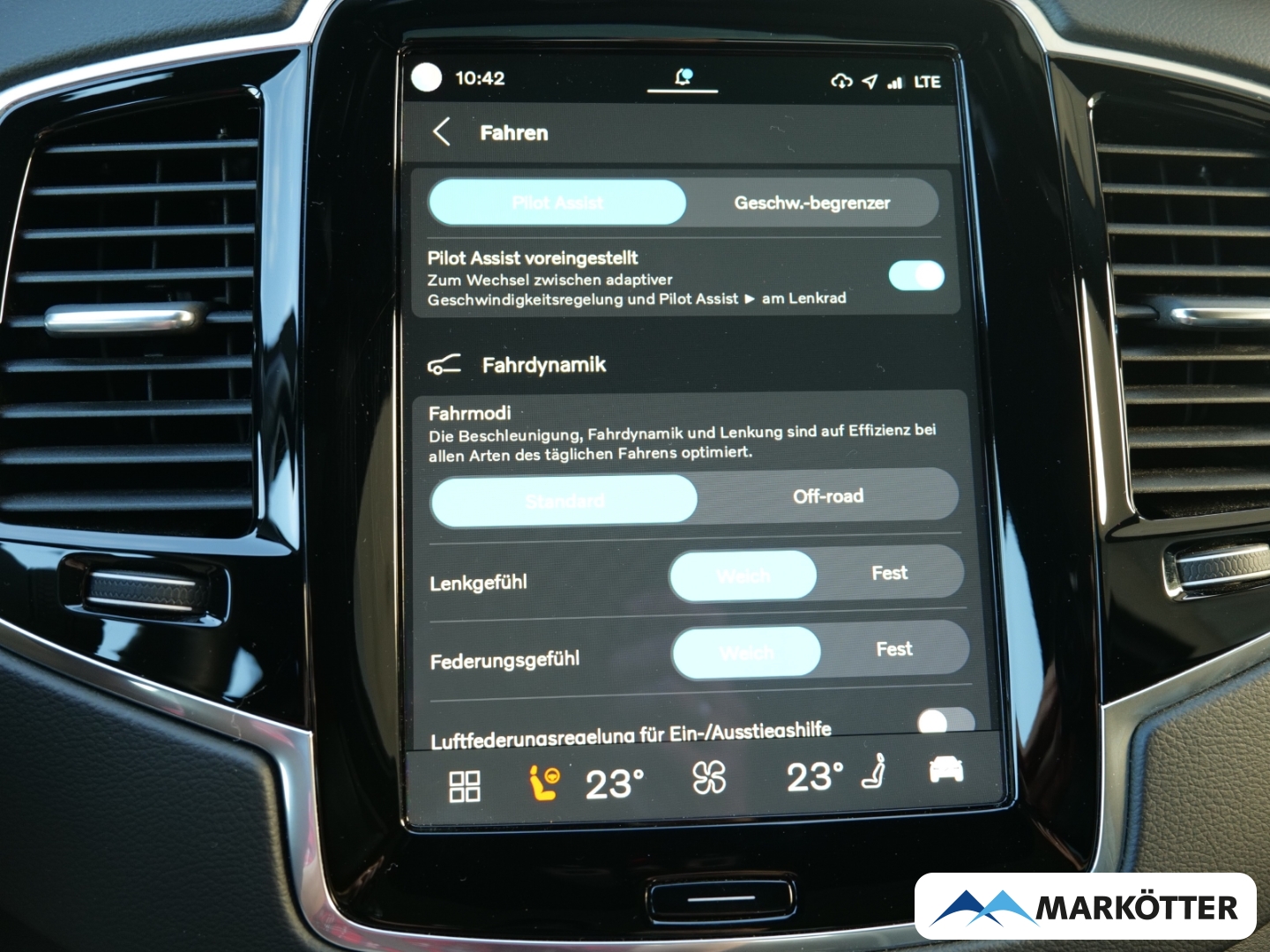 Fahrzeugabbildung Volvo XC90 B5 AWD Plus Dark 7-Sitzer/Four-C/STHZ/PANO