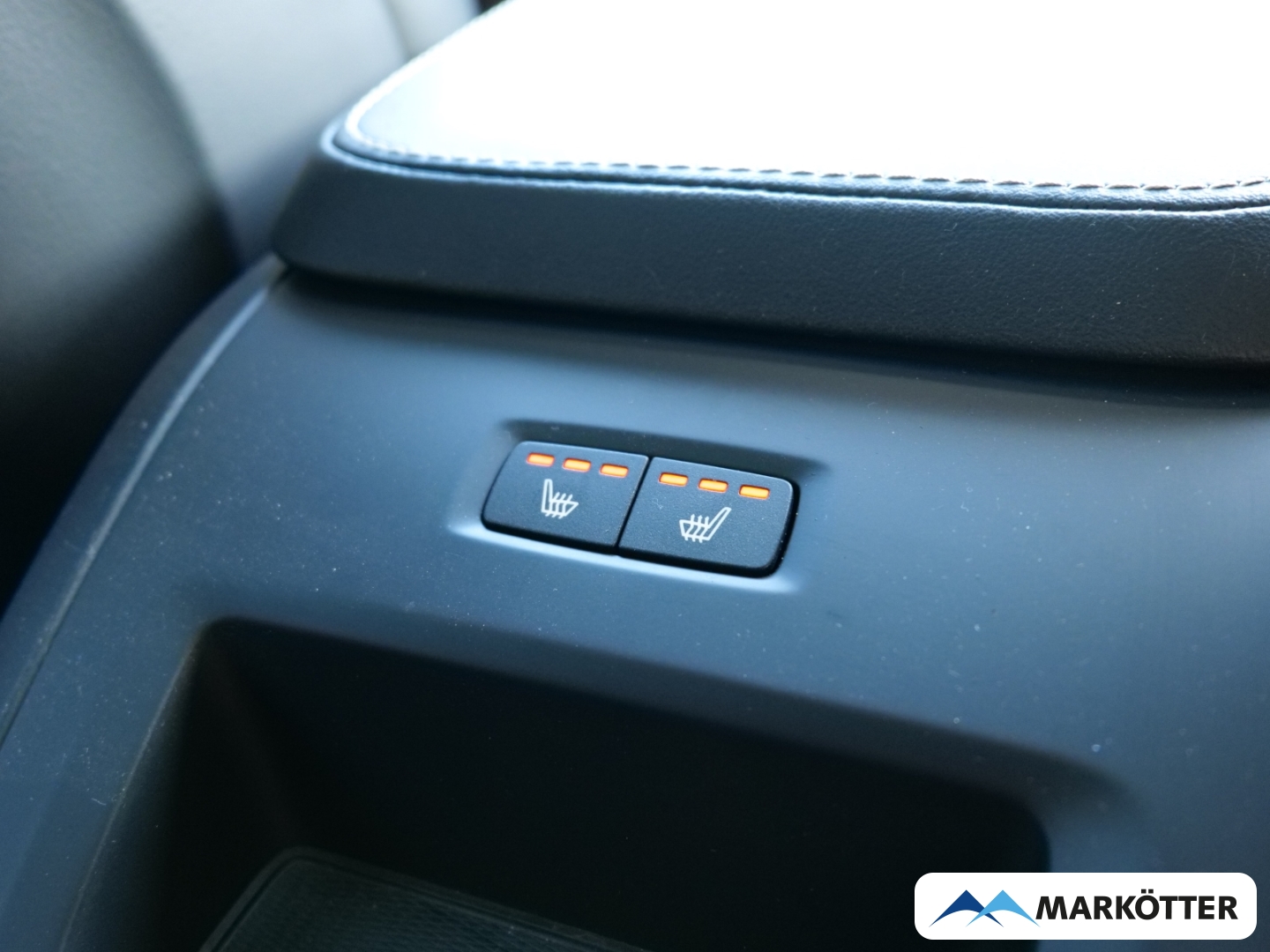 Fahrzeugabbildung Volvo XC90 B5 AWD Plus Dark 7-Sitzer/Four-C/STHZ/PANO