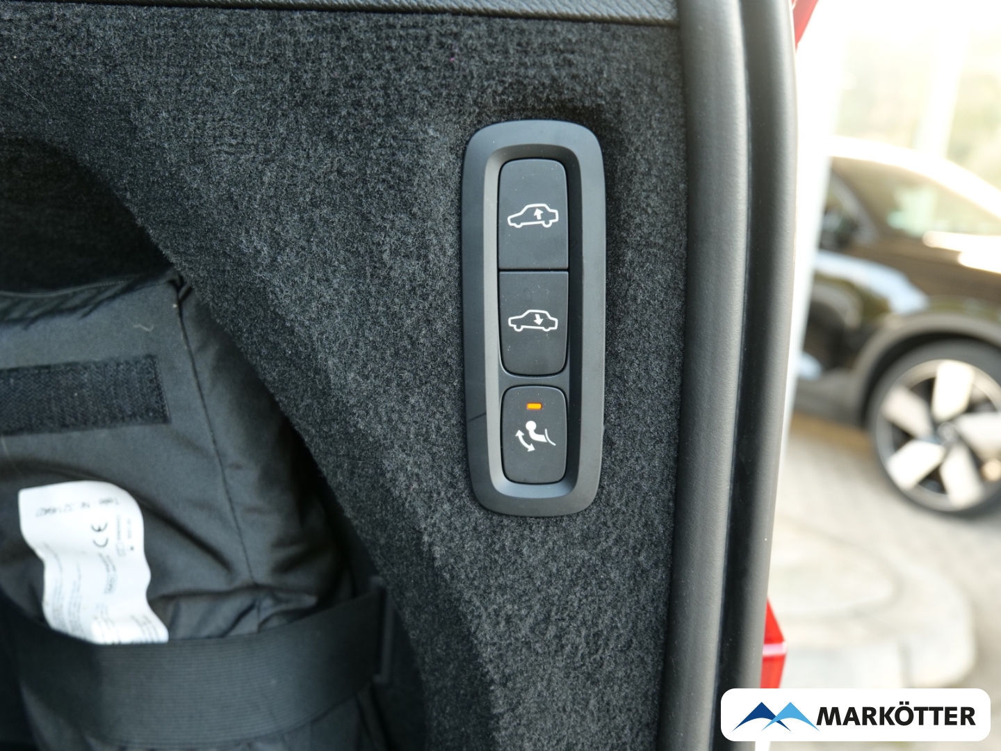 Fahrzeugabbildung Volvo XC90 B5 AWD Plus Dark 7-Sitzer/Four-C/STHZ/PANO