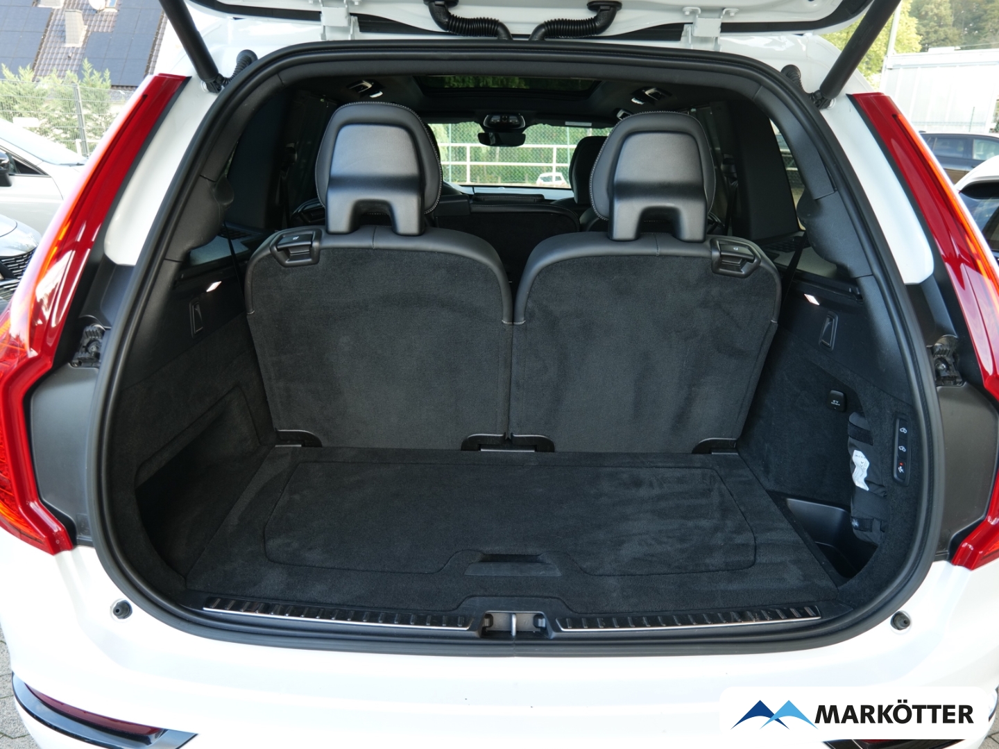 Fahrzeugabbildung Volvo XC90 B5 AWD Plus Dark 7-Sitzer/Four-C/STHZ/PANO