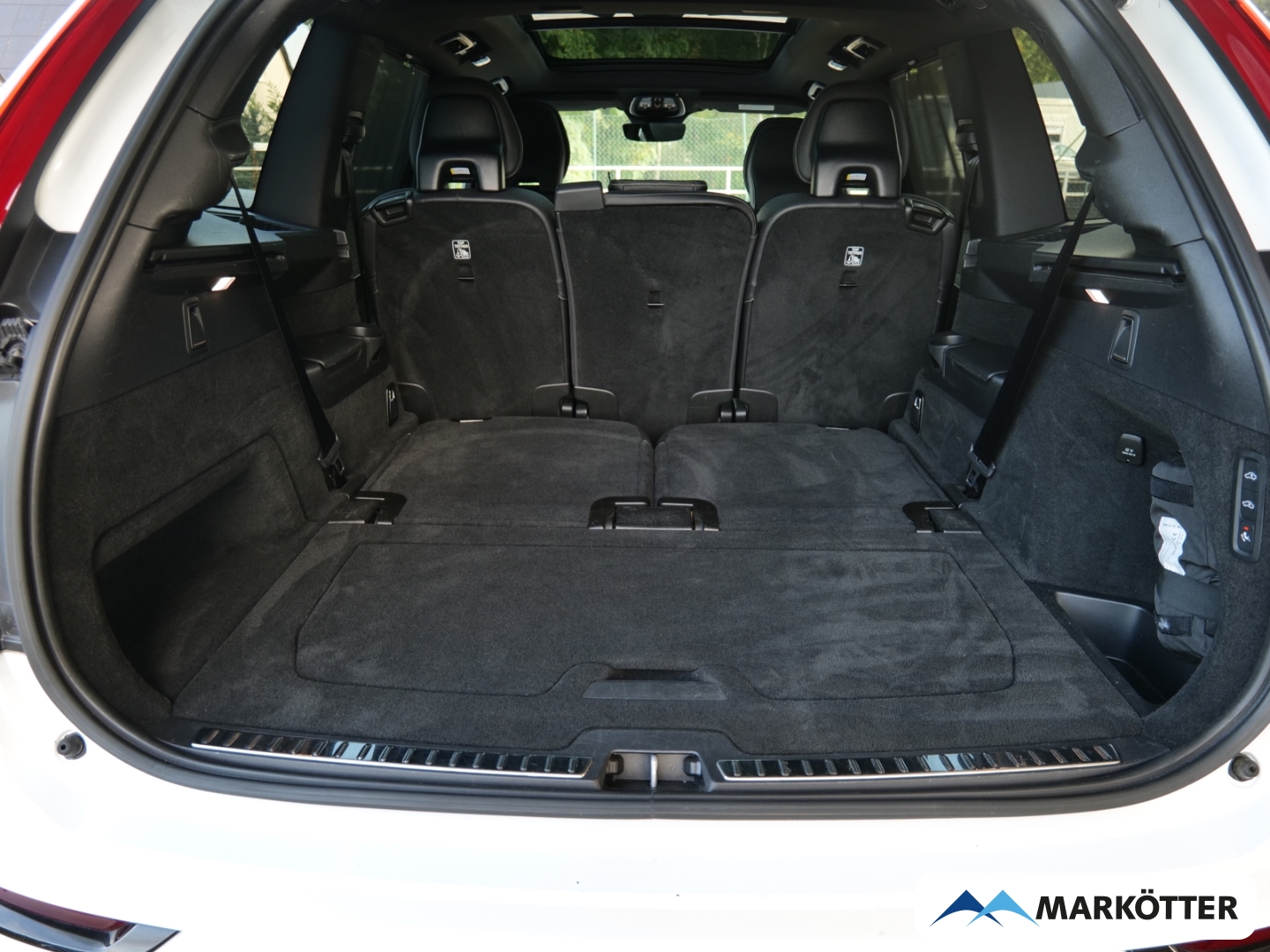 Fahrzeugabbildung Volvo XC90 B5 AWD Plus Dark 7-Sitzer/Four-C/STHZ/PANO