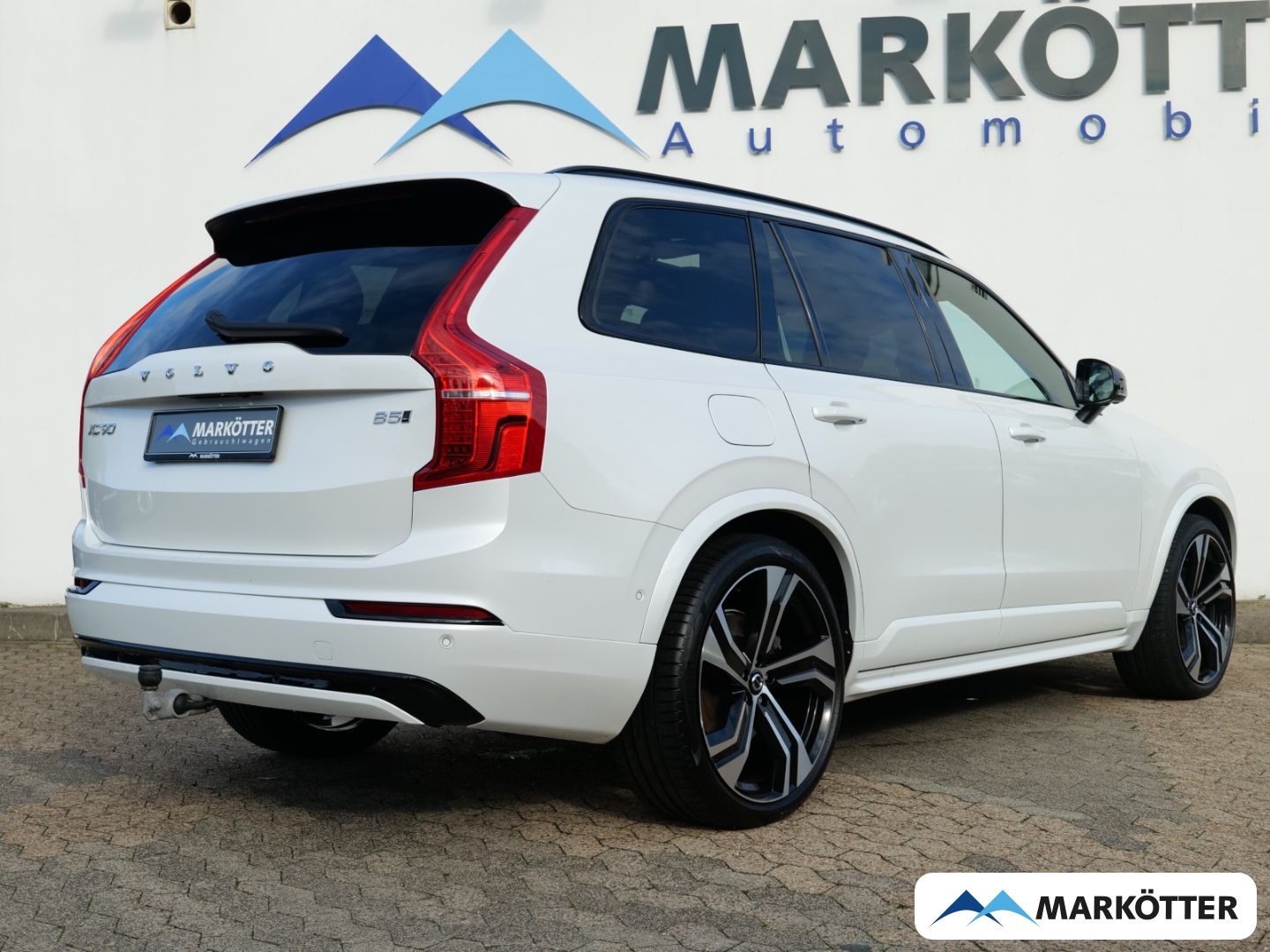 Fahrzeugabbildung Volvo XC90 B5 AWD Plus Dark 7-Sitzer/Four-C/STHZ/PANO