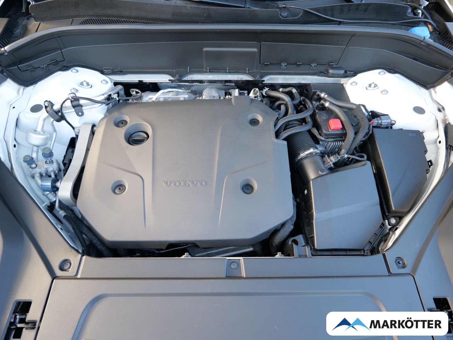 Fahrzeugabbildung Volvo XC90 B5 AWD Plus Dark 7-Sitzer/Four-C/STHZ/PANO