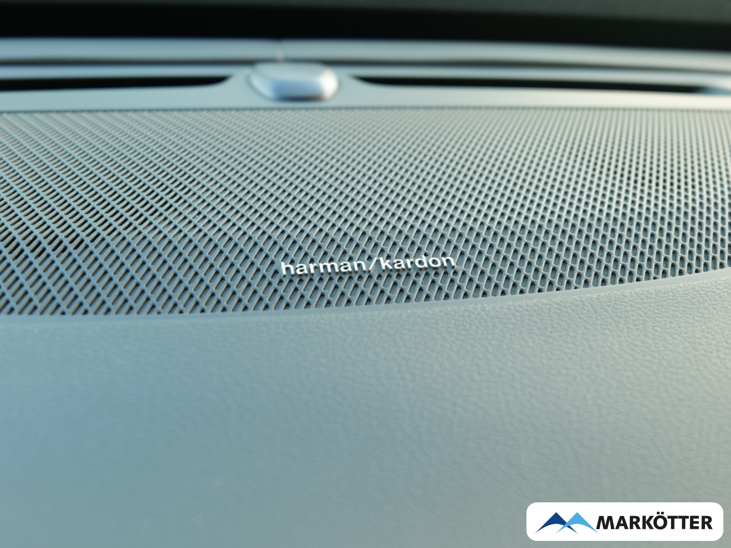 Fahrzeugabbildung Volvo XC90 B5 AWD Plus Dark 7-Sitzer/Four-C/STHZ/PANO