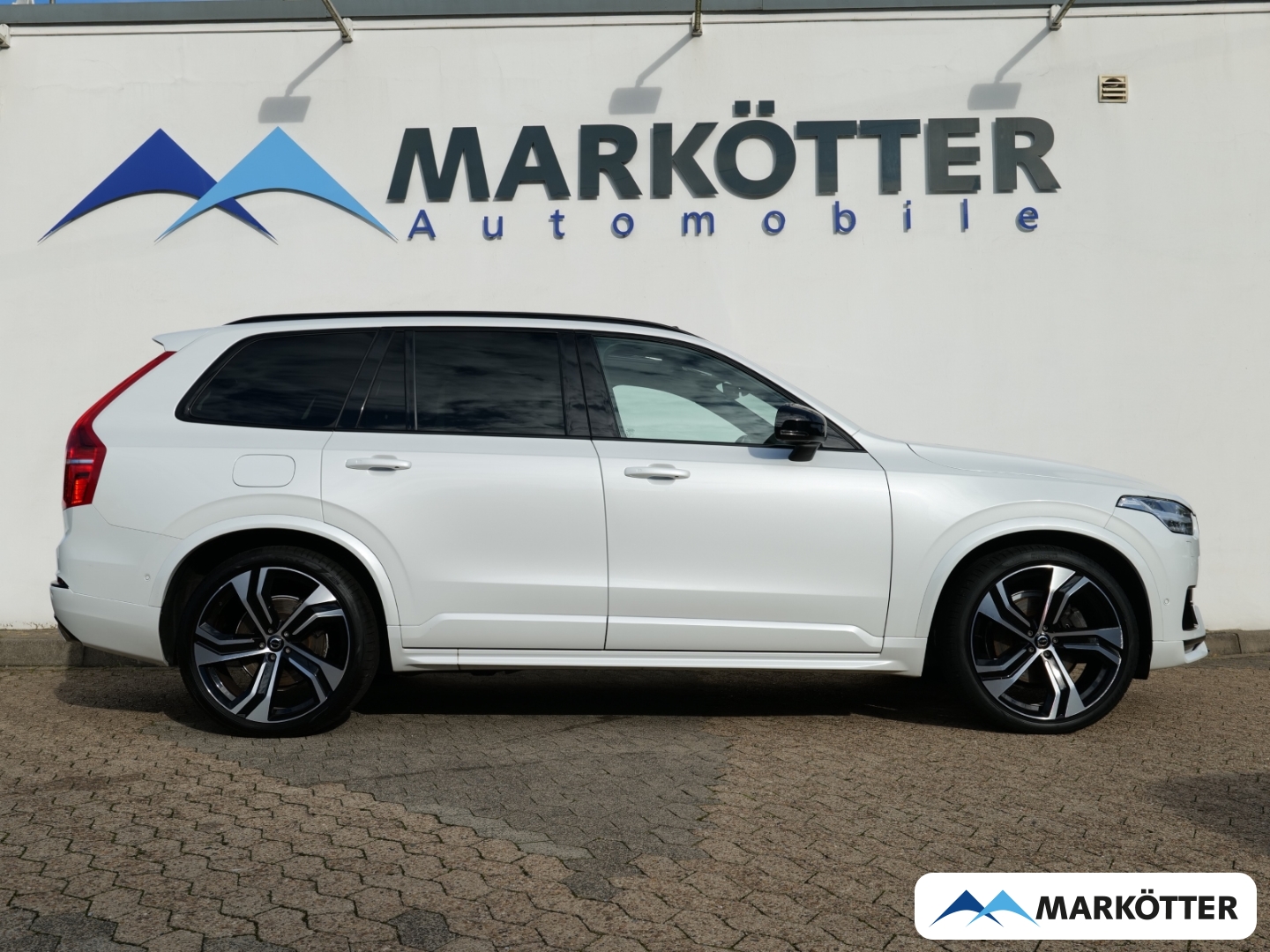 Fahrzeugabbildung Volvo XC90 B5 AWD Plus Dark 7-Sitzer/Four-C/STHZ/PANO