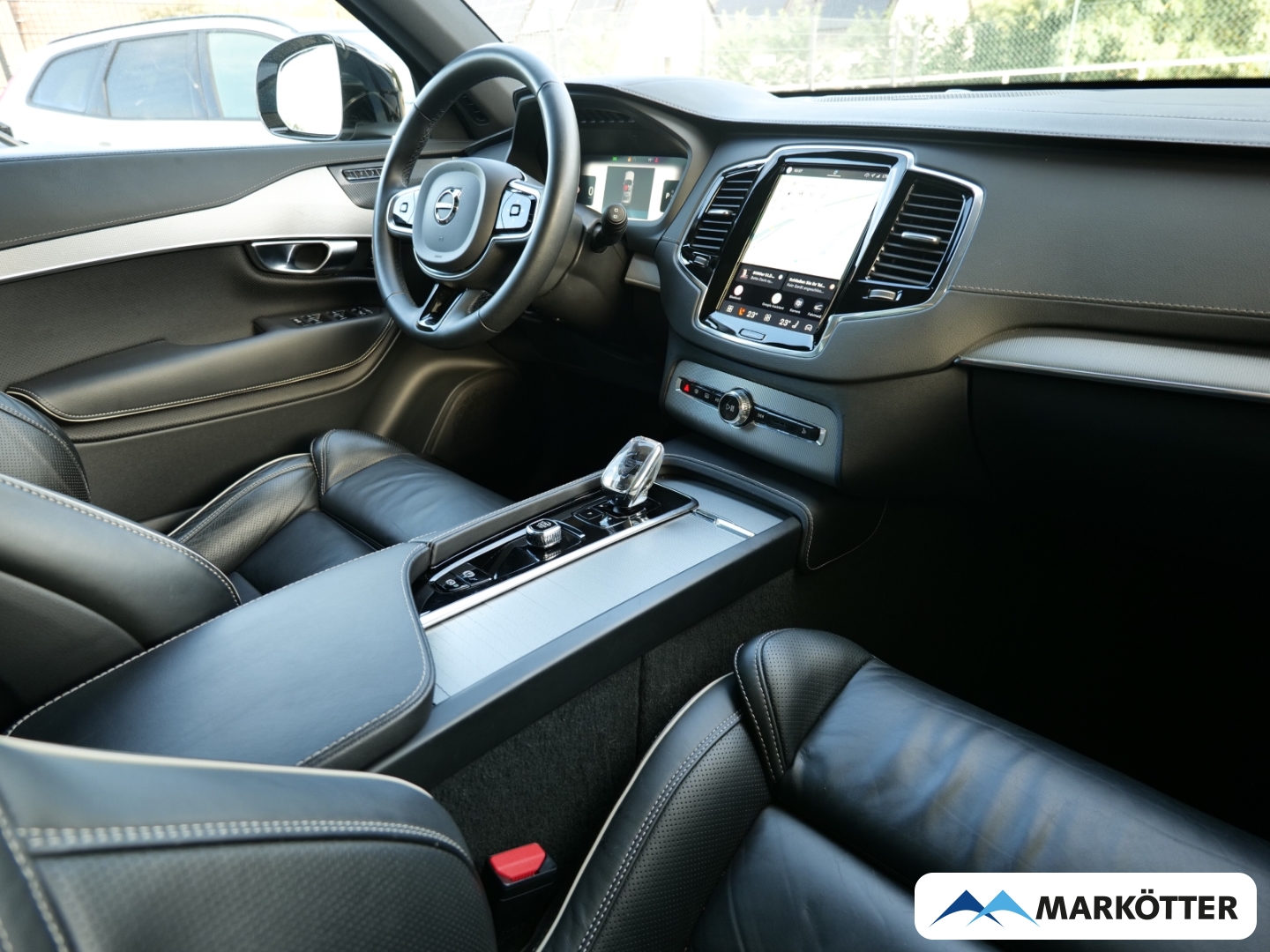 Fahrzeugabbildung Volvo XC90 B5 AWD Plus Dark 7-Sitzer/Four-C/STHZ/PANO