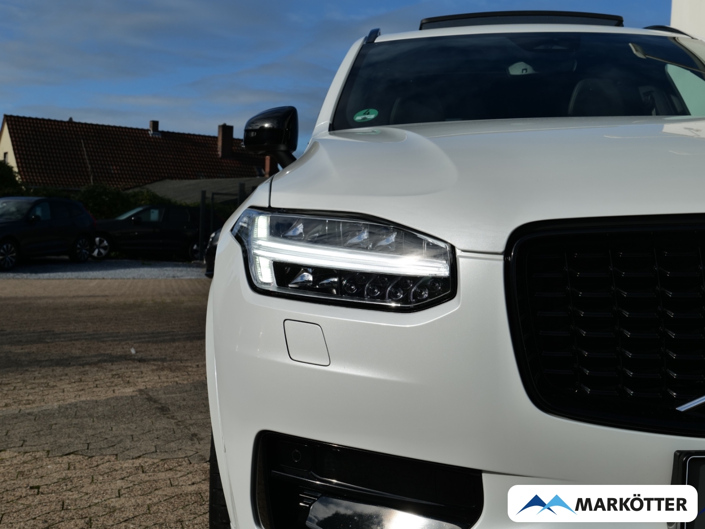 Fahrzeugabbildung Volvo XC90 B5 AWD Plus Dark 7-Sitzer/Four-C/STHZ/PANO