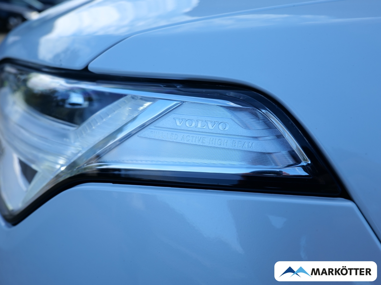 Fahrzeugabbildung Volvo XC90 B5 AWD Plus Dark 7-Sitzer/Four-C/STHZ/PANO