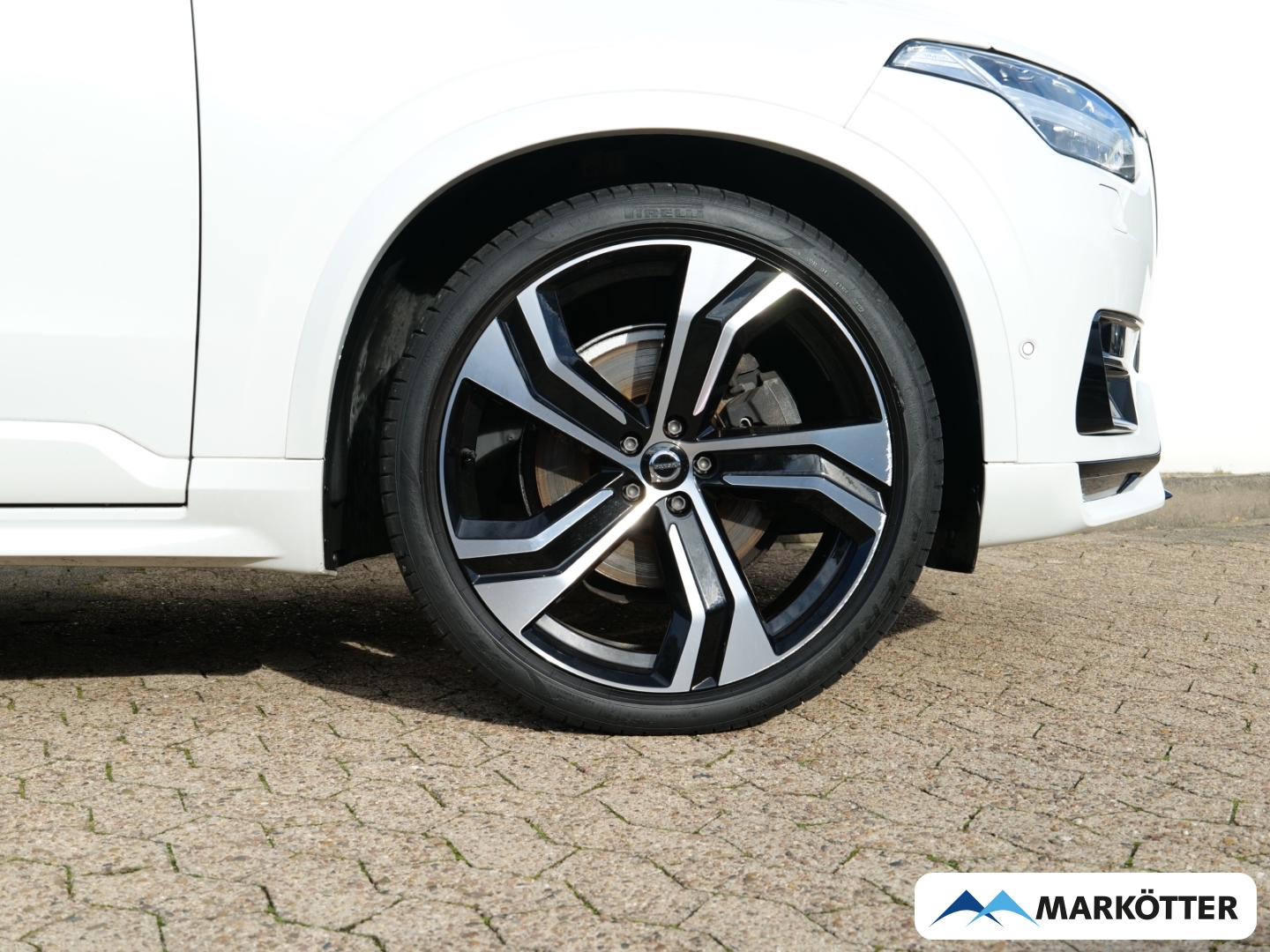 Fahrzeugabbildung Volvo XC90 B5 AWD Plus Dark 7-Sitzer/Four-C/STHZ/PANO