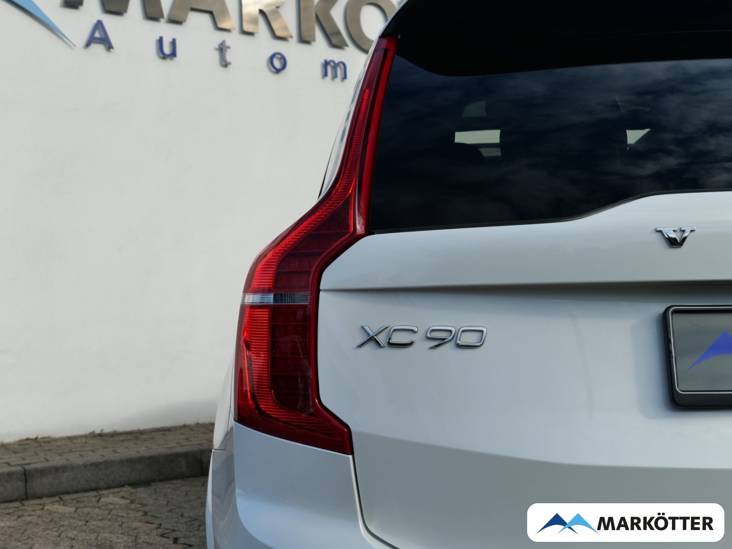 Fahrzeugabbildung Volvo XC90 B5 AWD Plus Dark 7-Sitzer/Four-C/STHZ/PANO