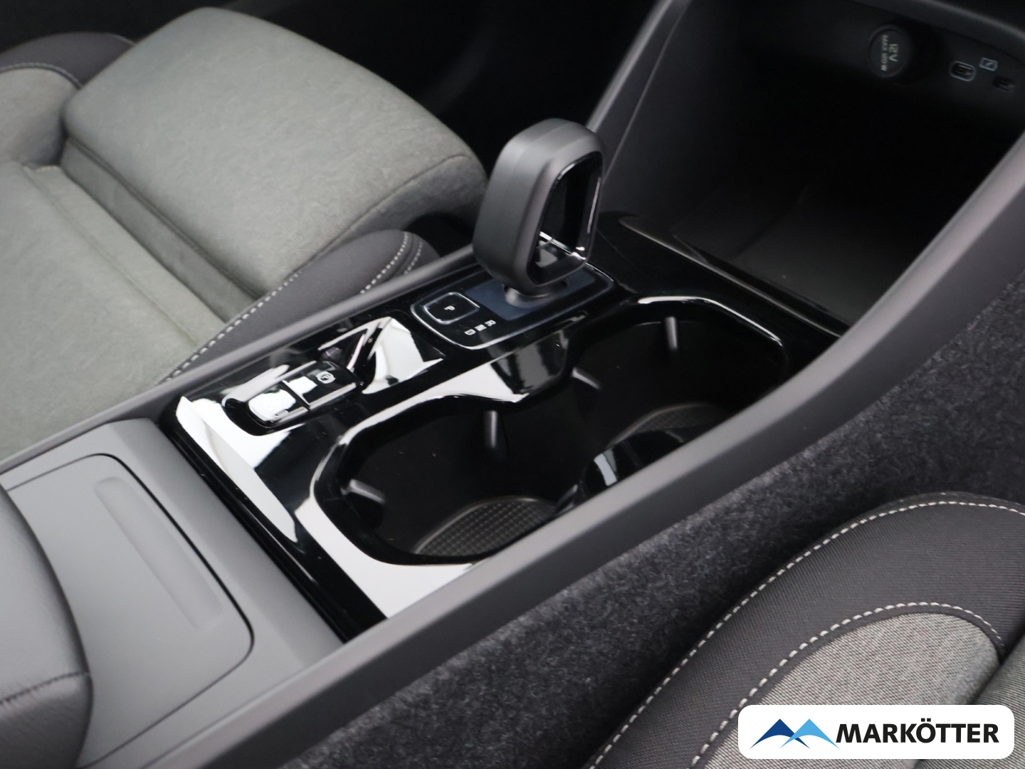 Fahrzeugabbildung Volvo XC40 B3 Plus Black Edition/20''/SHZ+LHZ/ACC/AHK