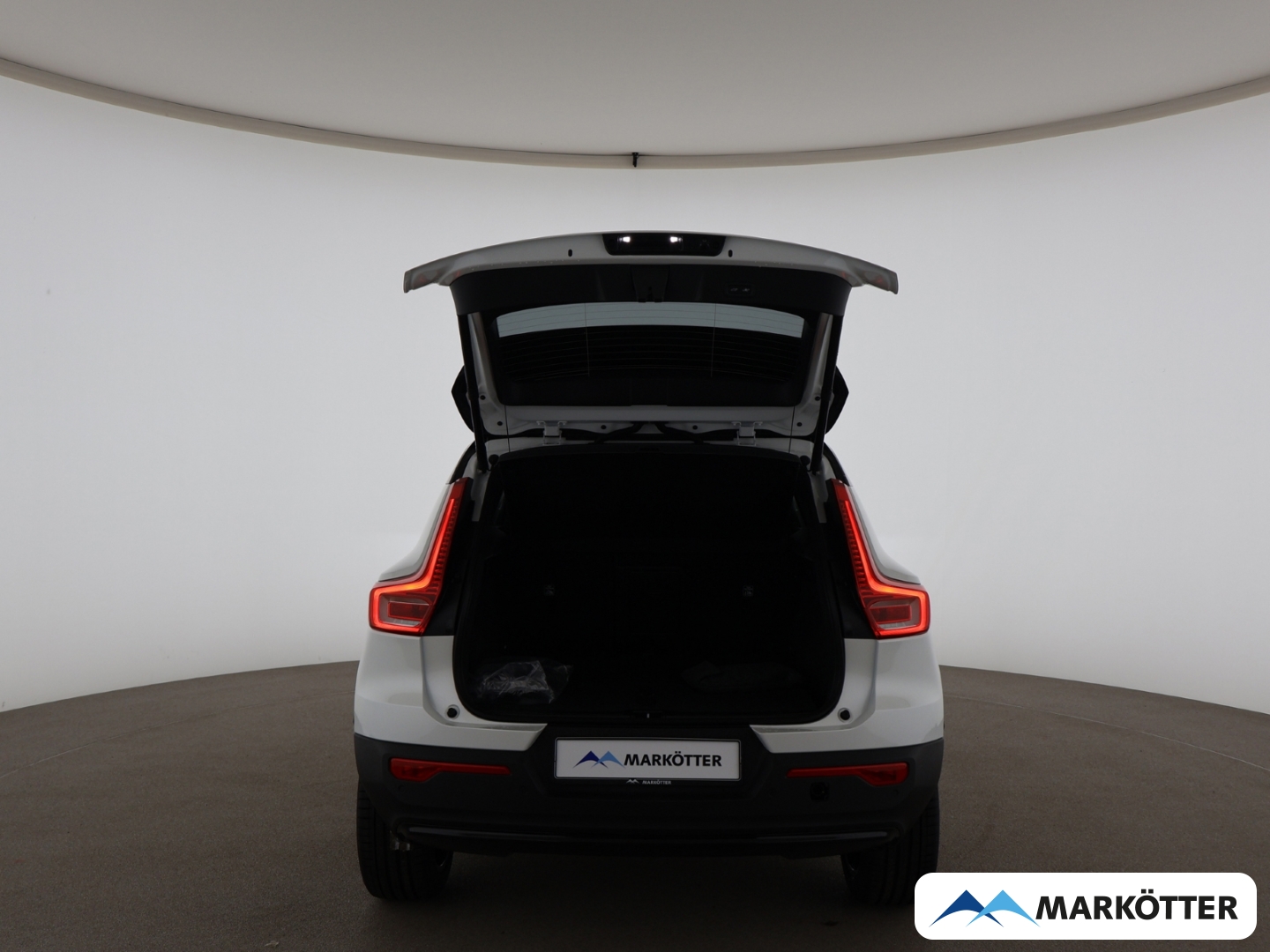 Fahrzeugabbildung Volvo XC40 B3 Plus Black Edition/20''/SHZ+LHZ/ACC/AHK